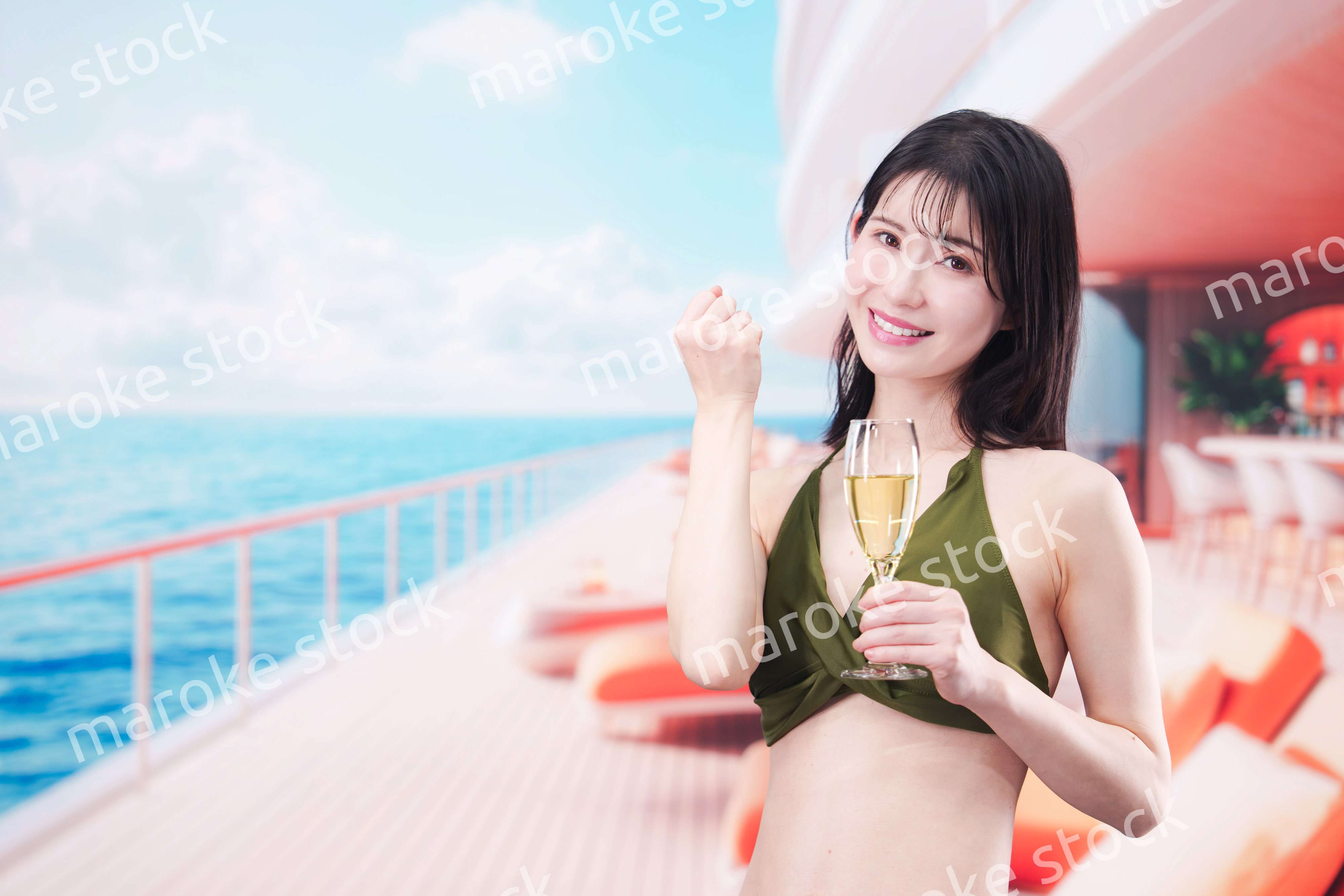 クルーズ船で水着を着てスパークリングワインを飲む若い女性