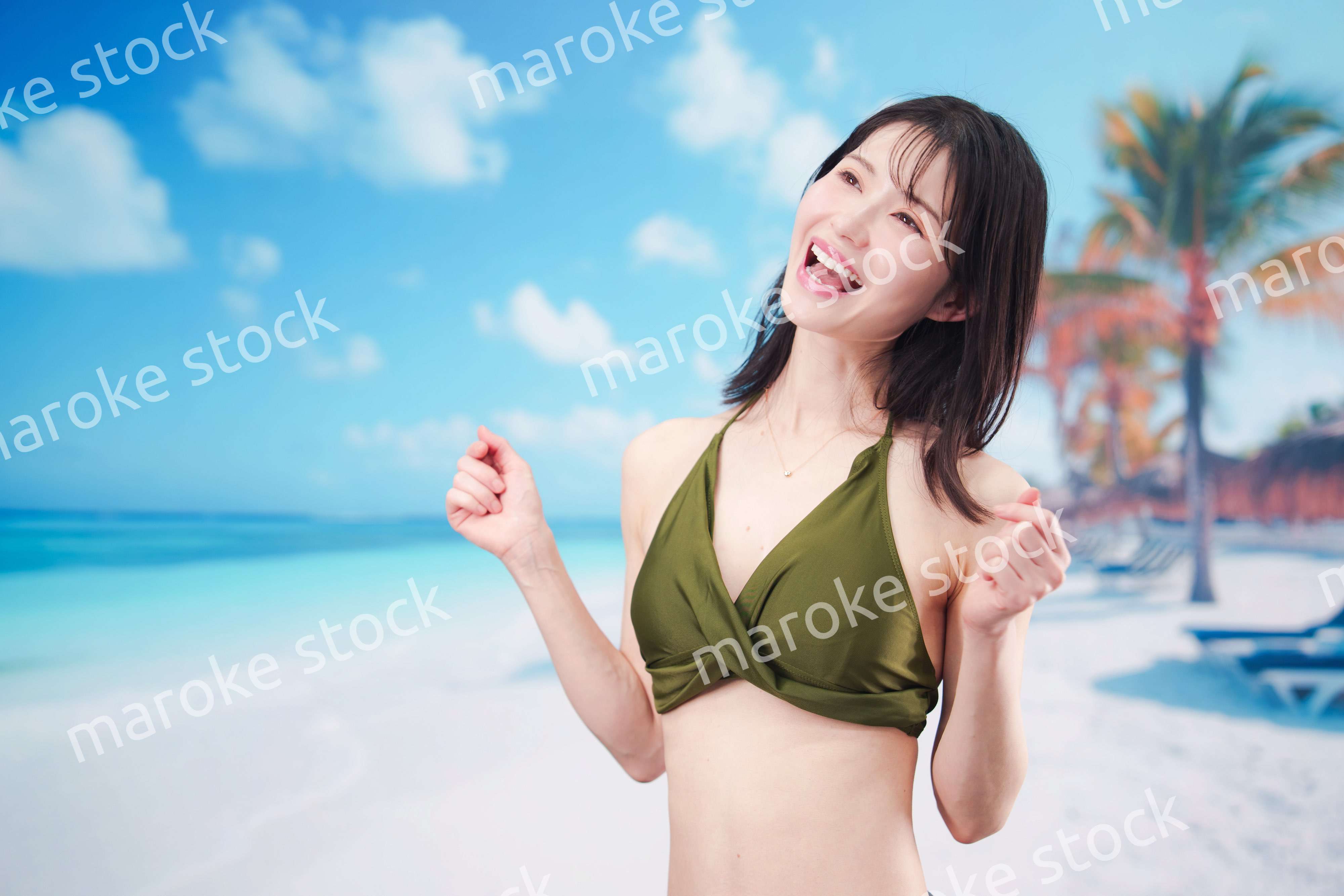 ビーチでハイテンションの若い女性