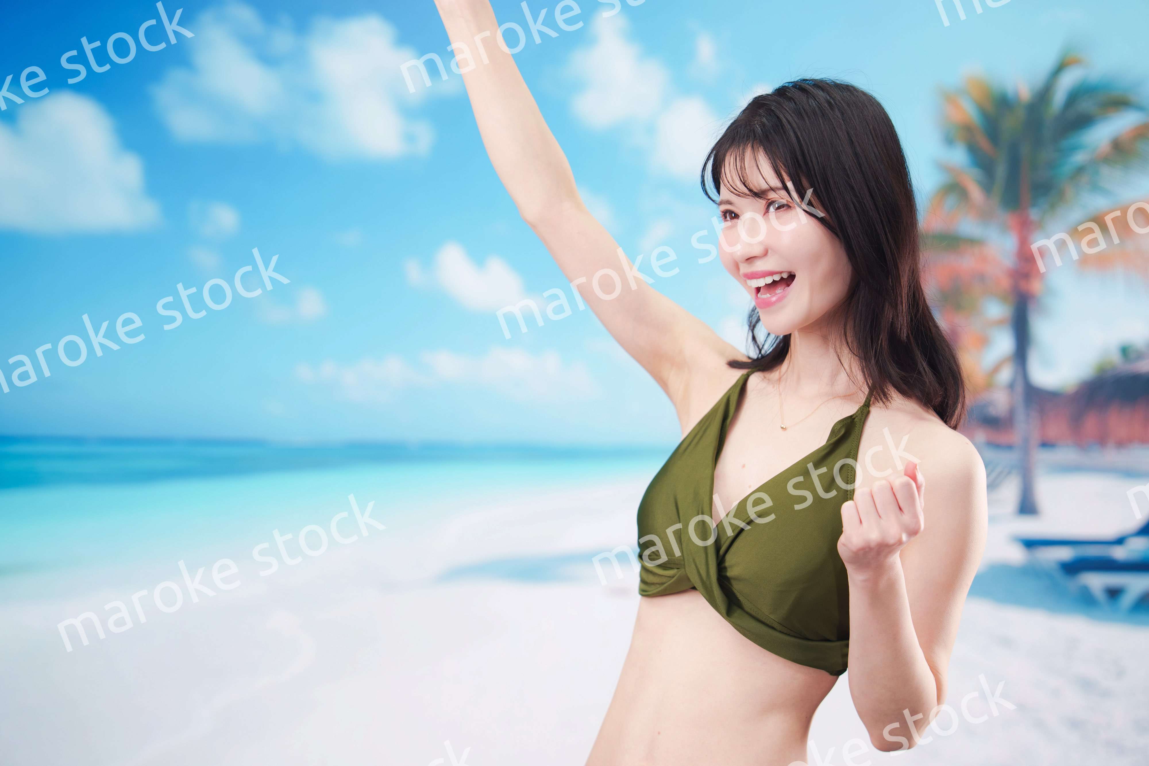 ビーチでハイテンションの若い女性