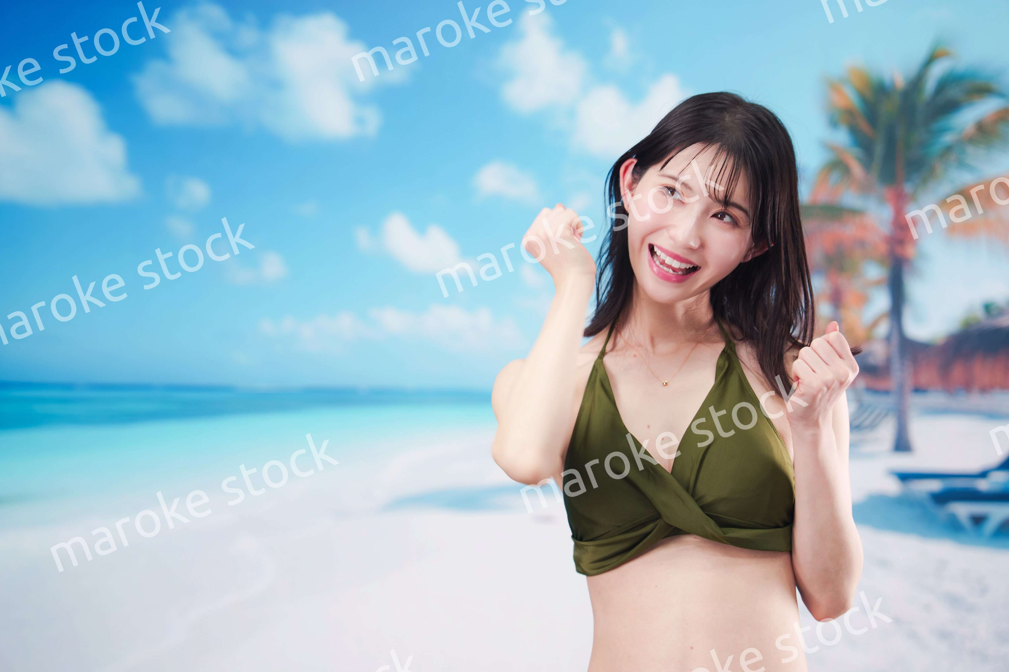 ビーチでハイテンションの若い女性