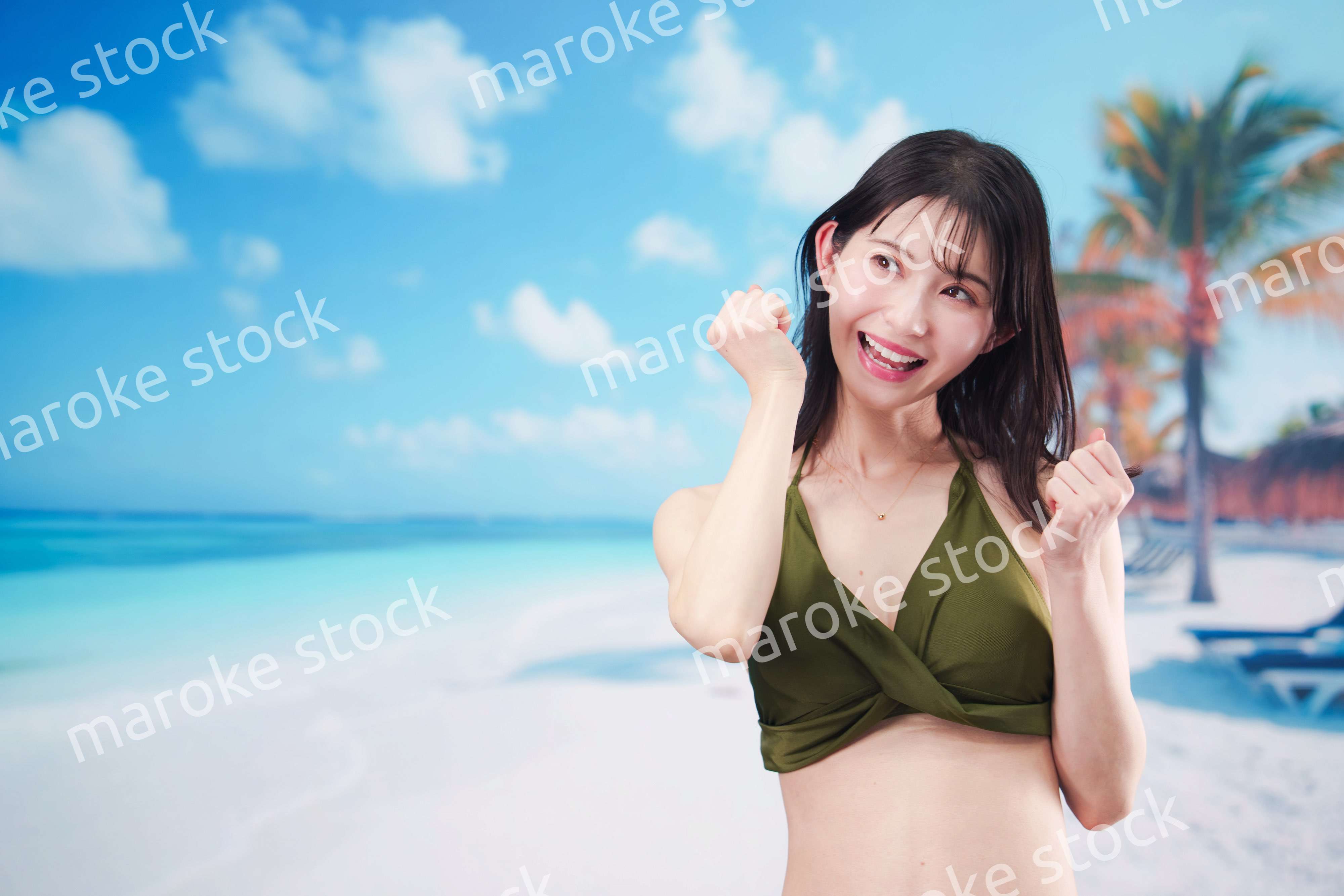 ビーチでハイテンションの若い女性