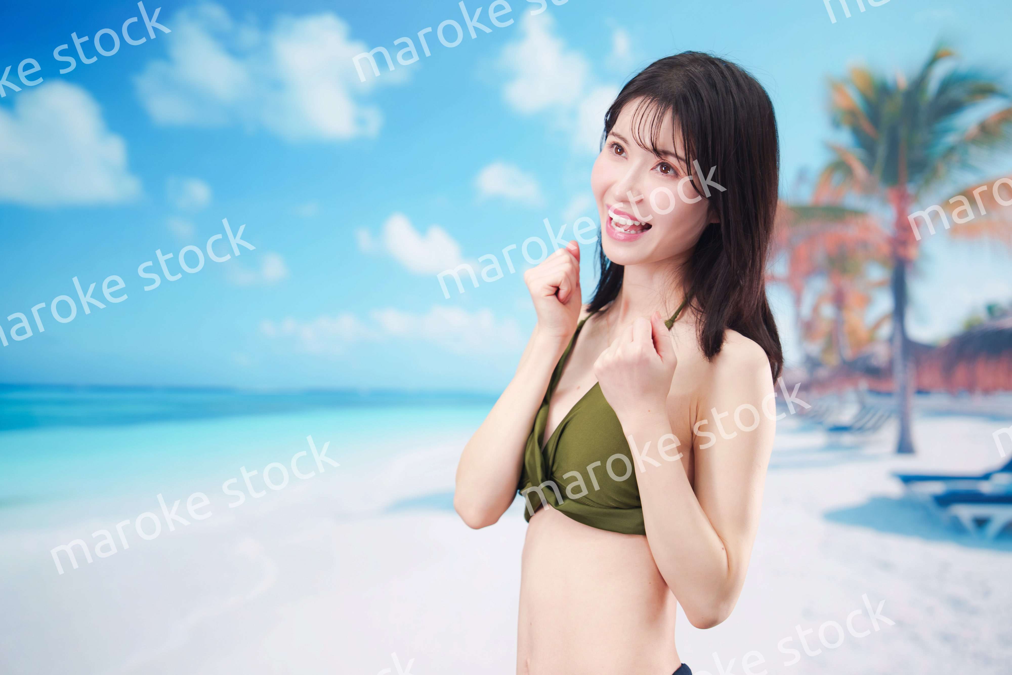 ビーチでハイテンションの若い女性