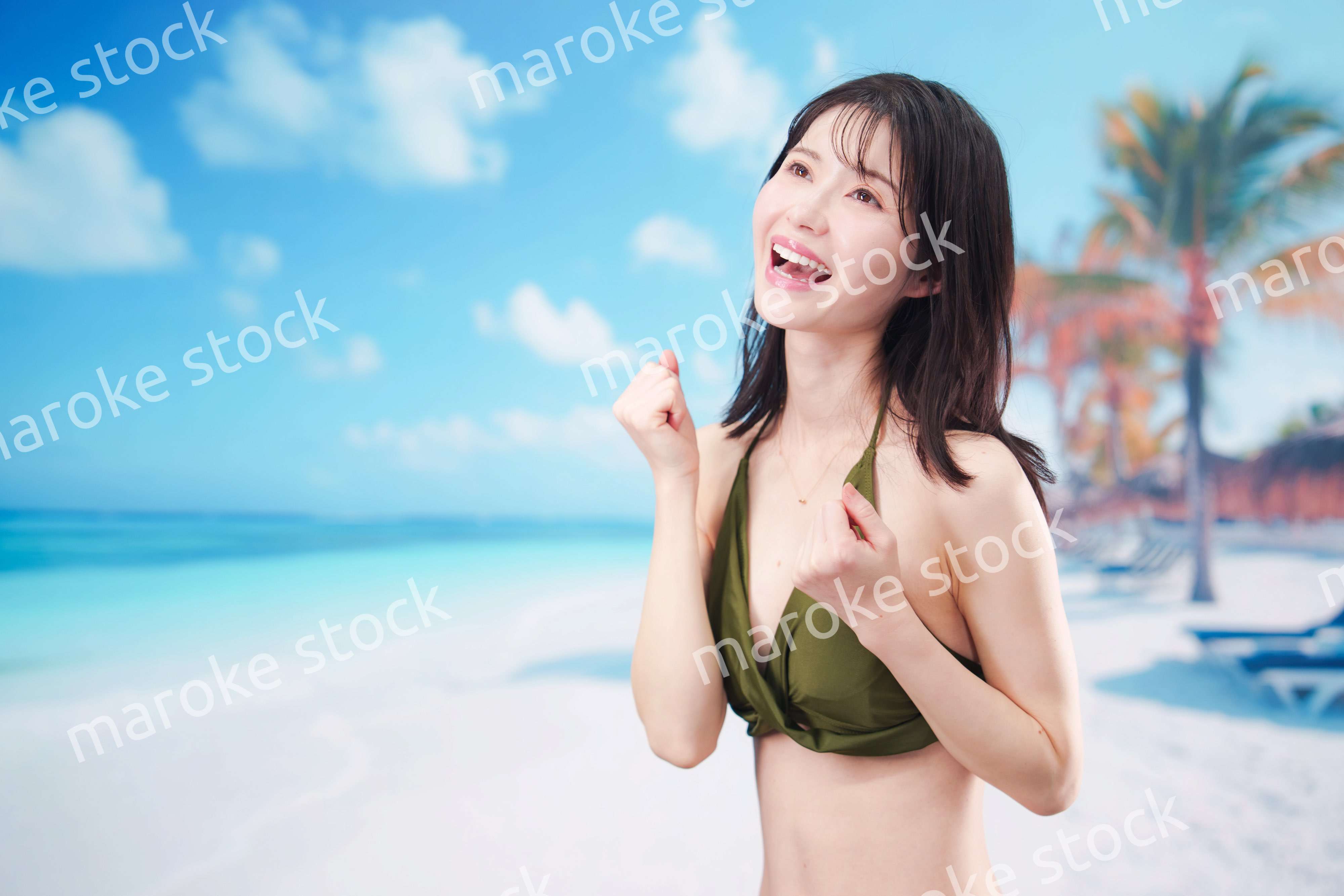 ビーチでハイテンションの若い女性