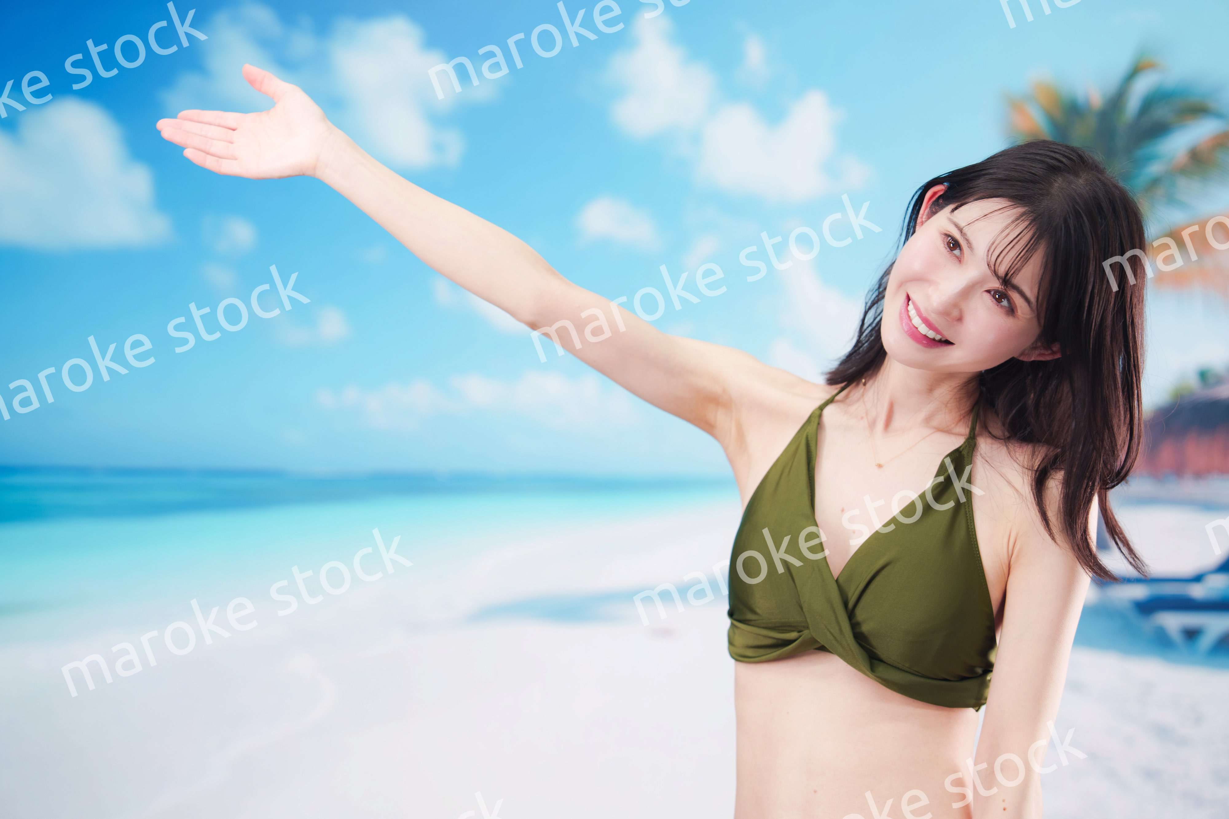 ビーチでハイテンションの若い女性