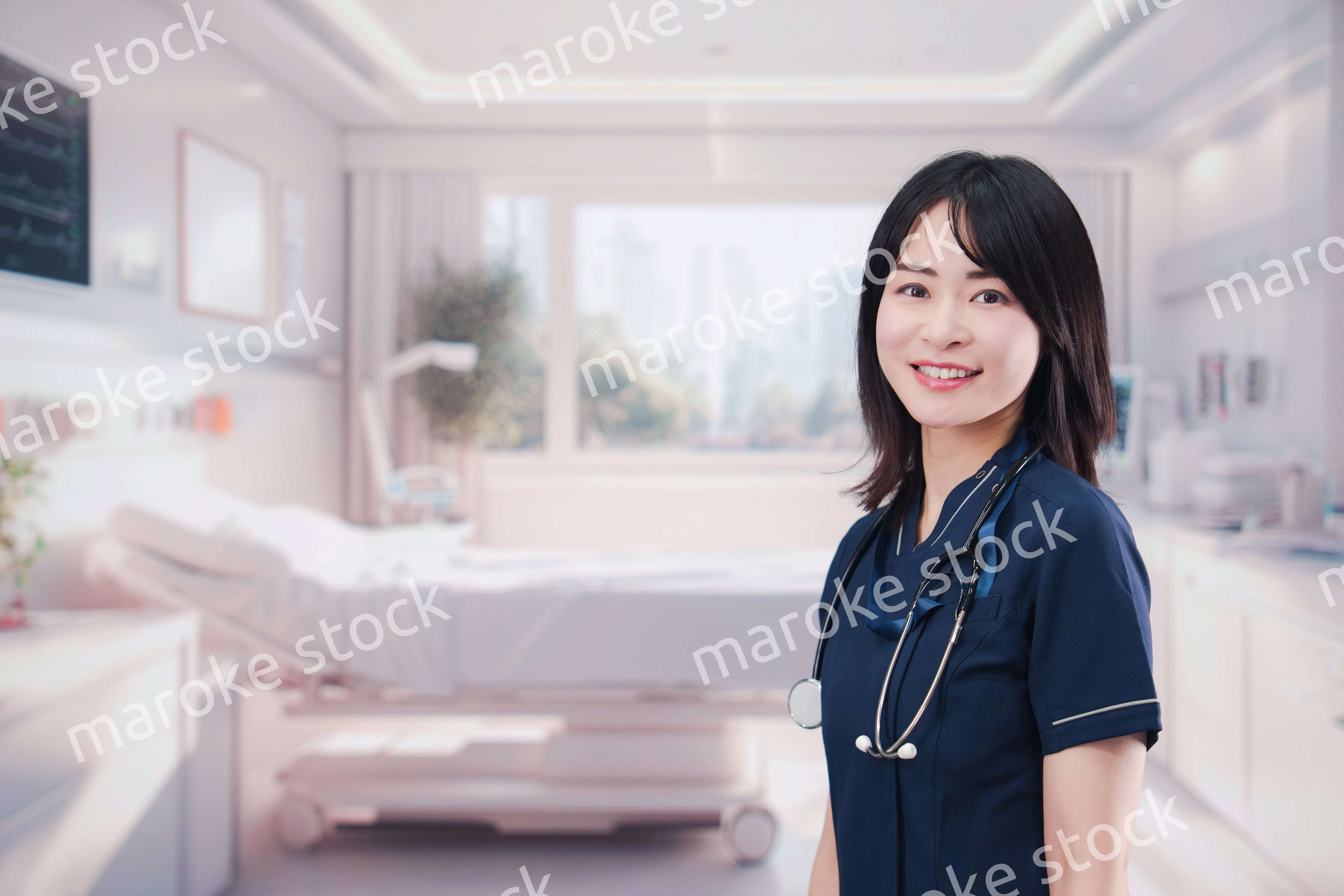 入院病棟の病室で生き生きと働く若い女性