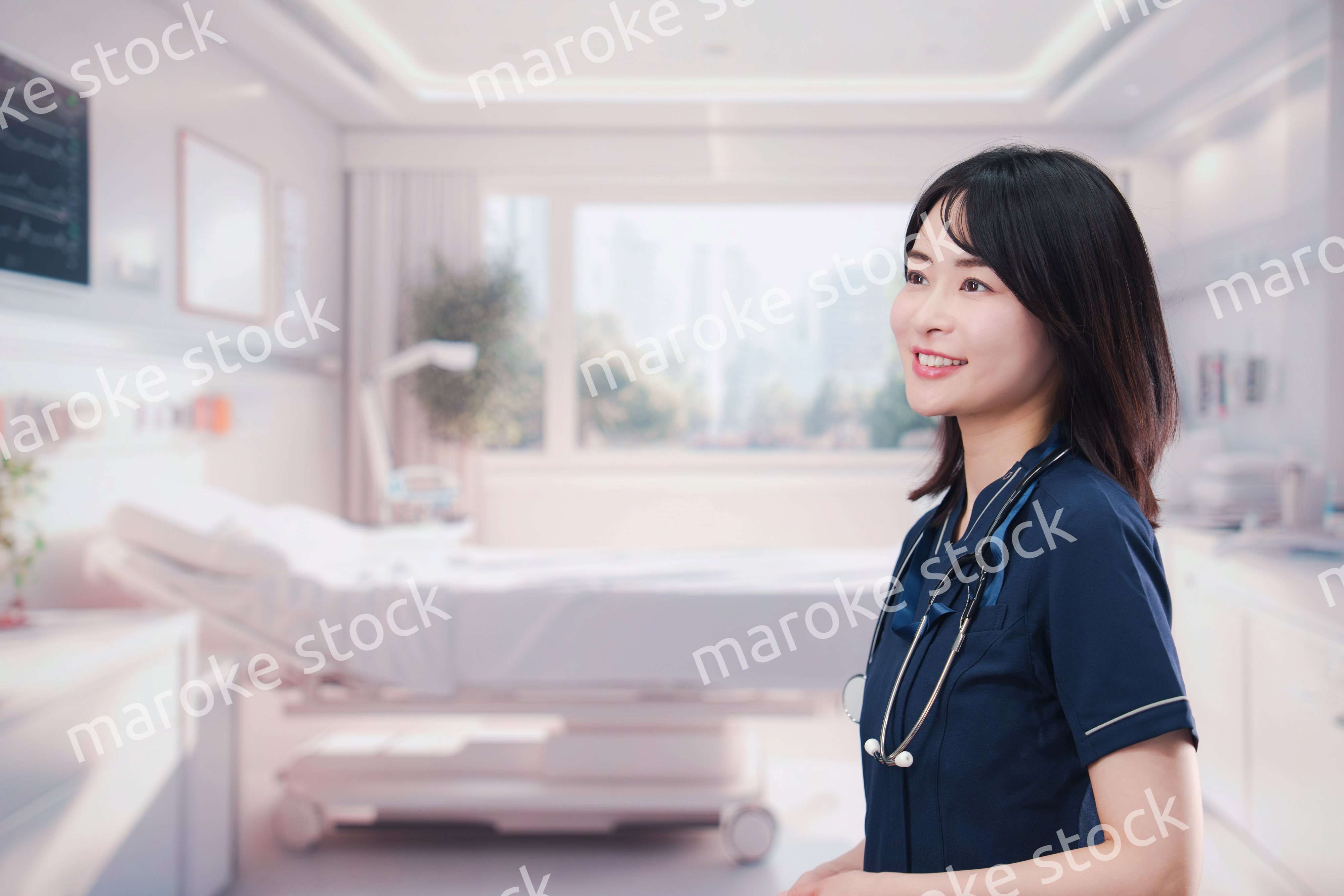 入院病棟の病室で生き生きと働く若い女性