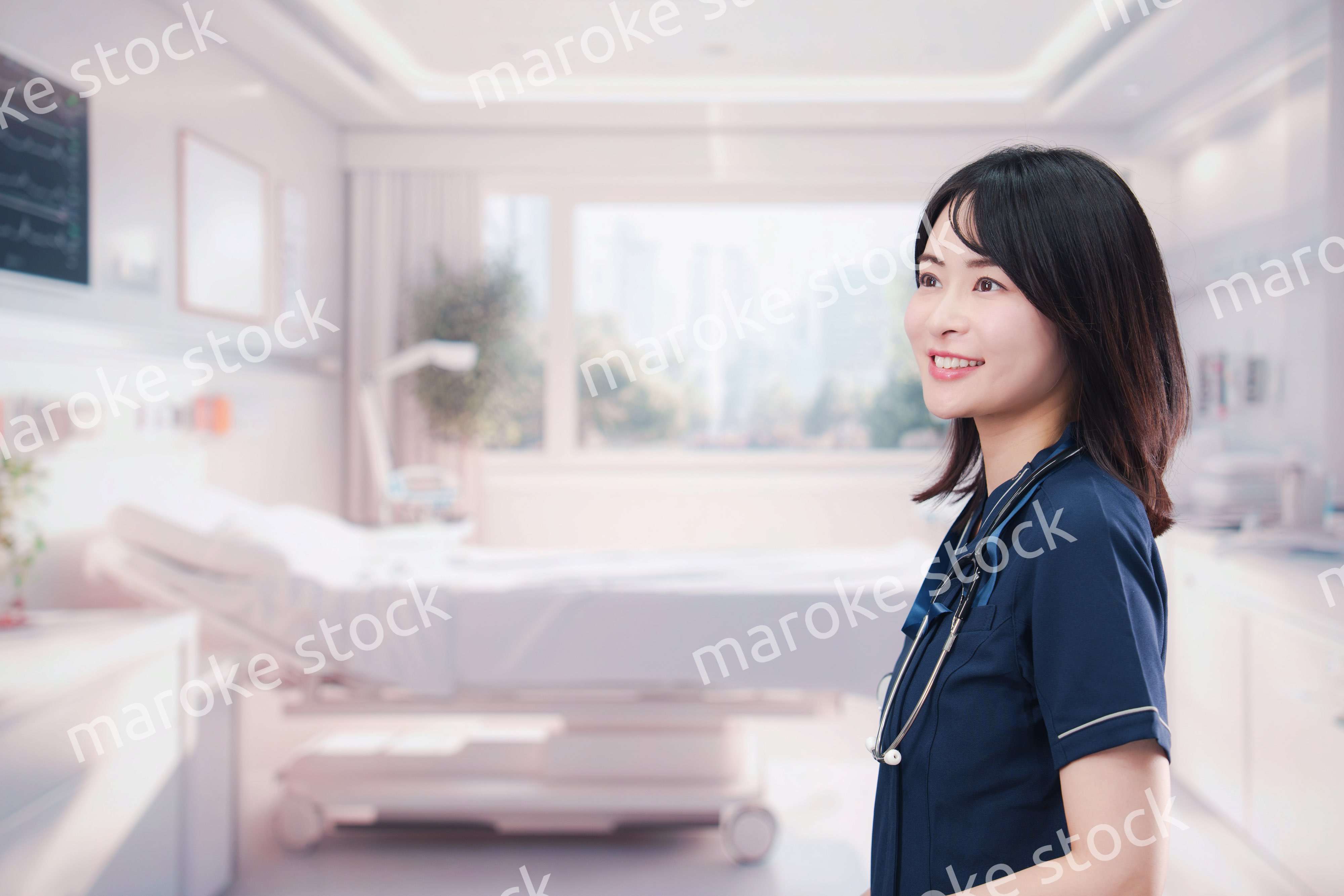 入院病棟の病室で生き生きと働く若い女性