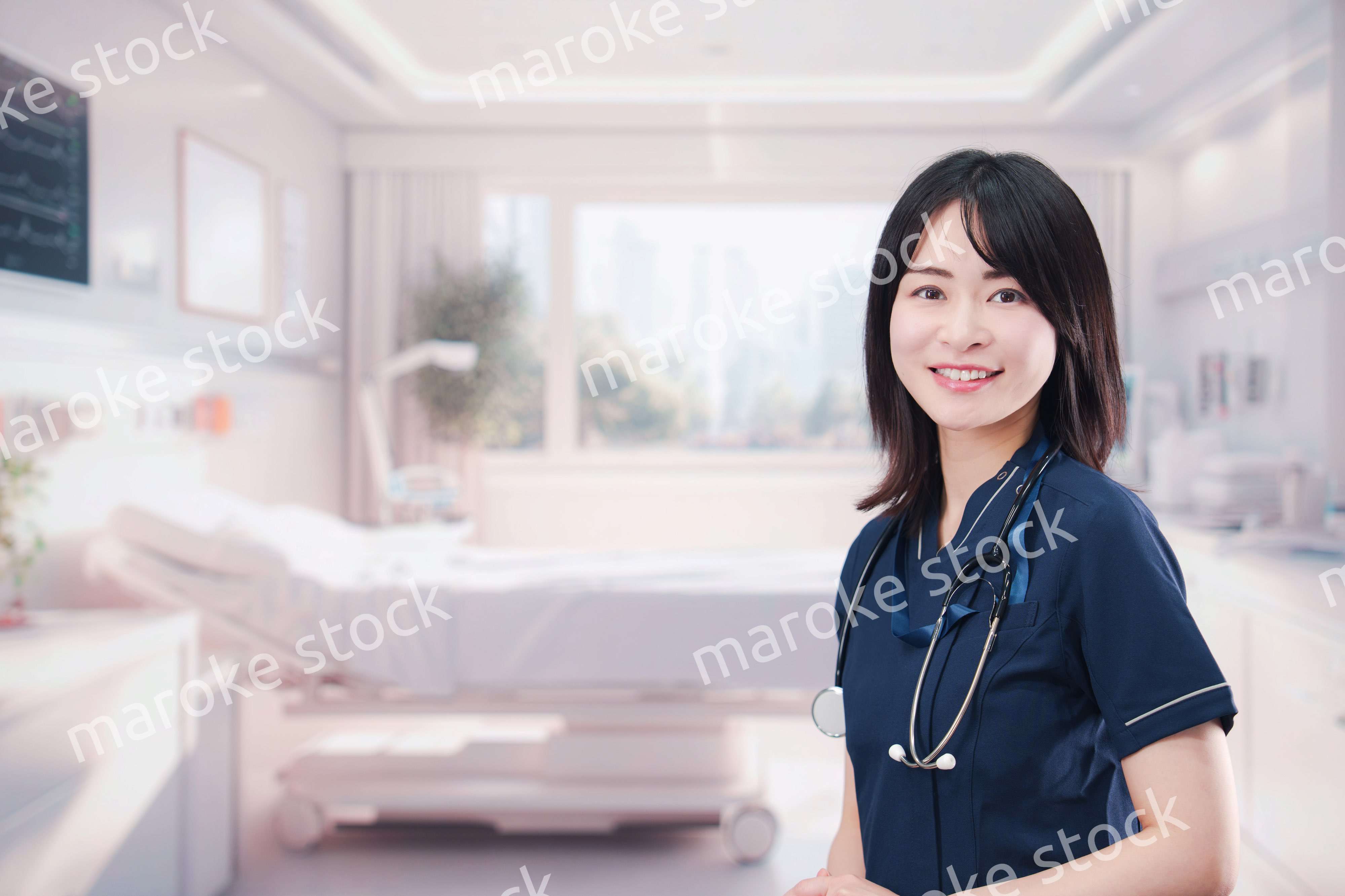 入院病棟の病室で生き生きと働く若い女性