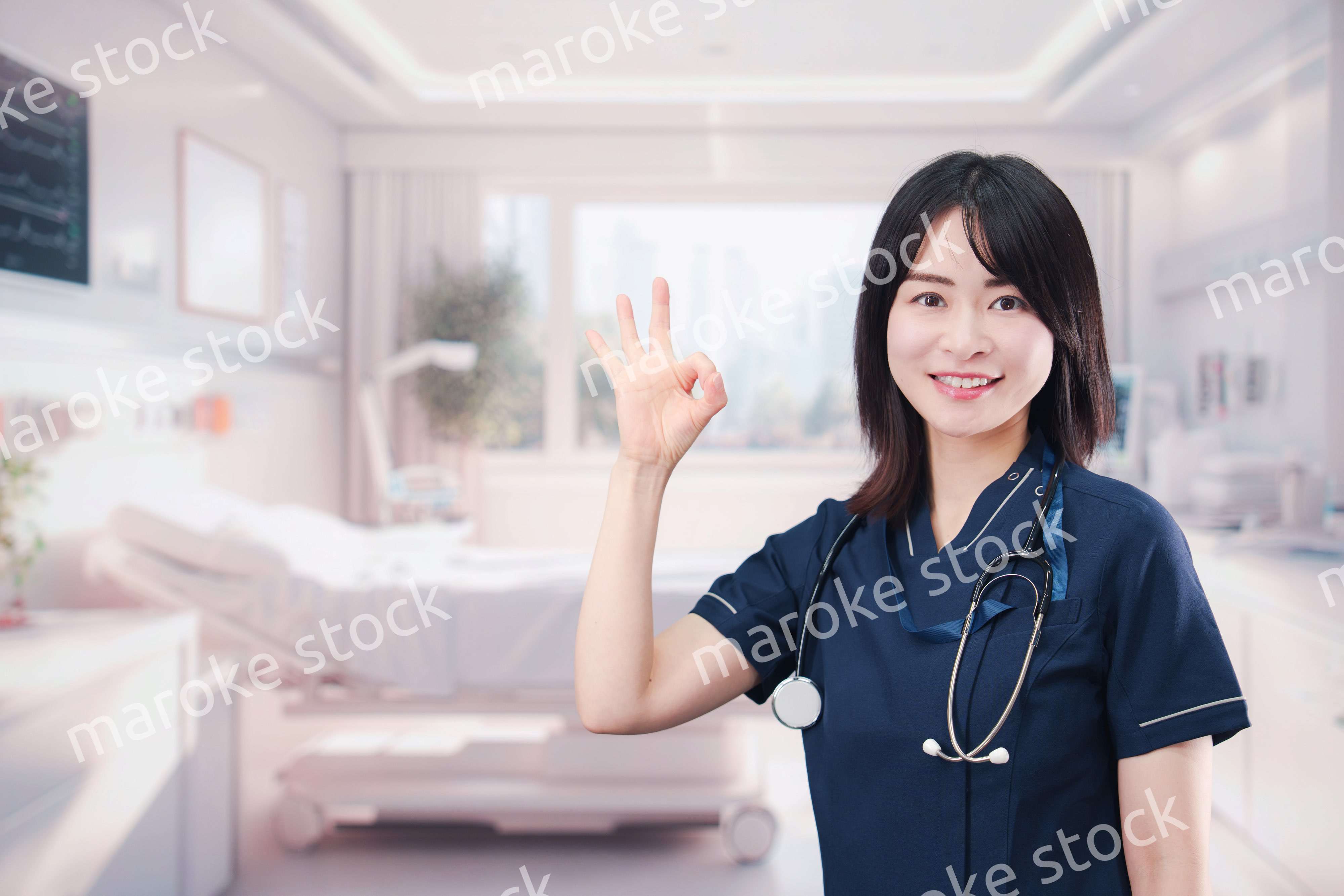 入院病棟の病室で生き生きと働く若い女性