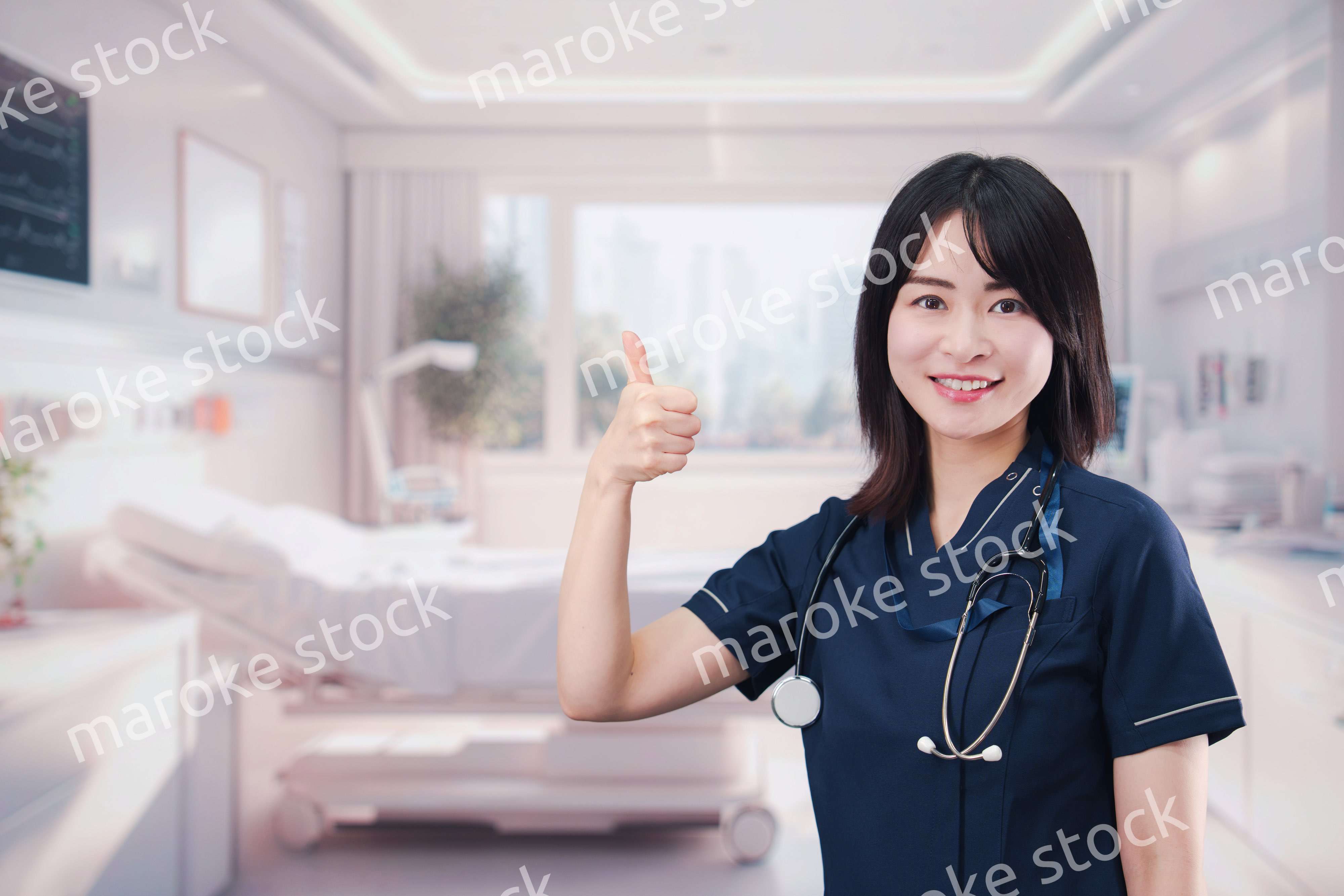 入院病棟の病室で生き生きと働く若い女性