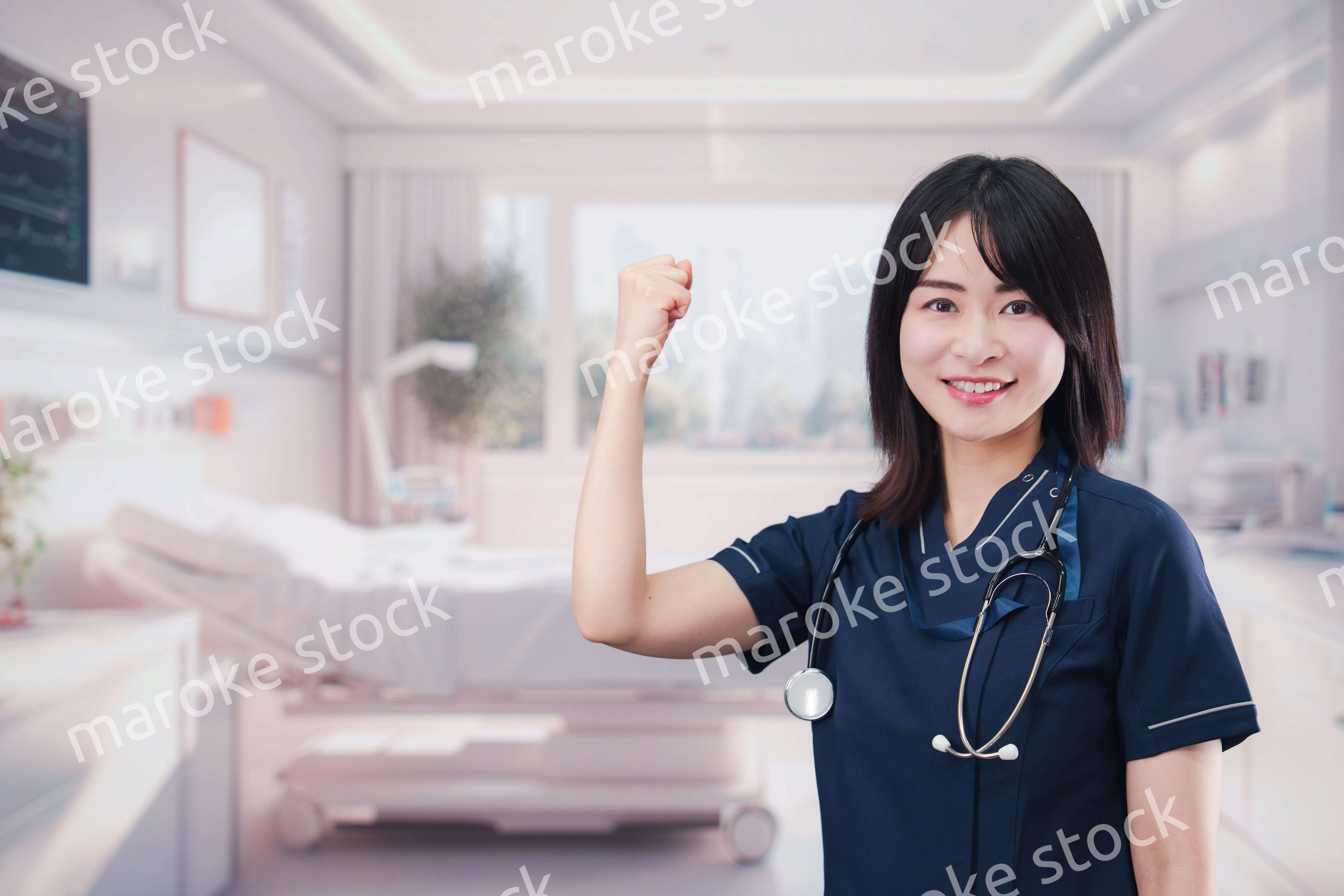 入院病棟の病室で生き生きと働く若い女性