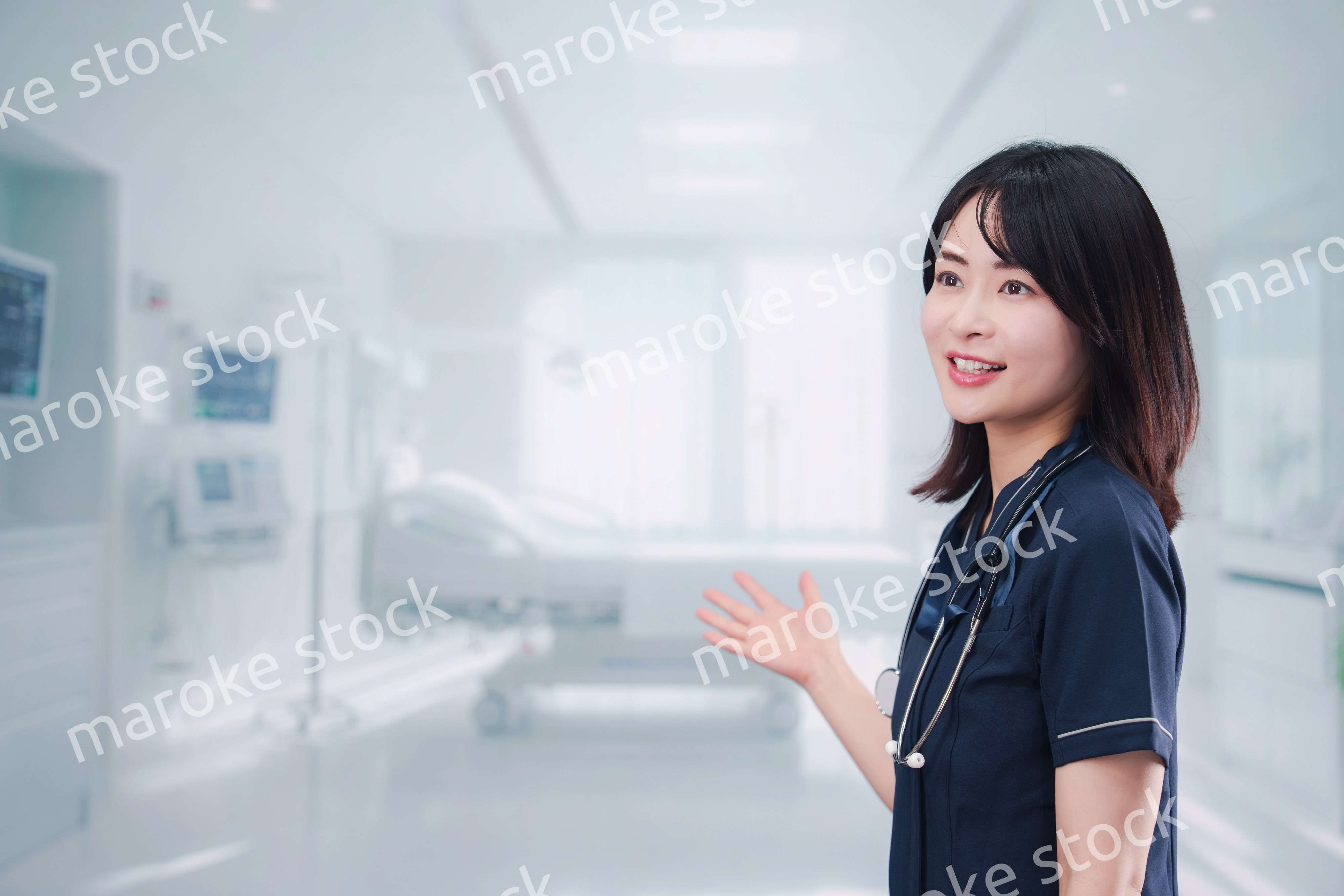 入院病棟の病室で生き生きと働く若い女性