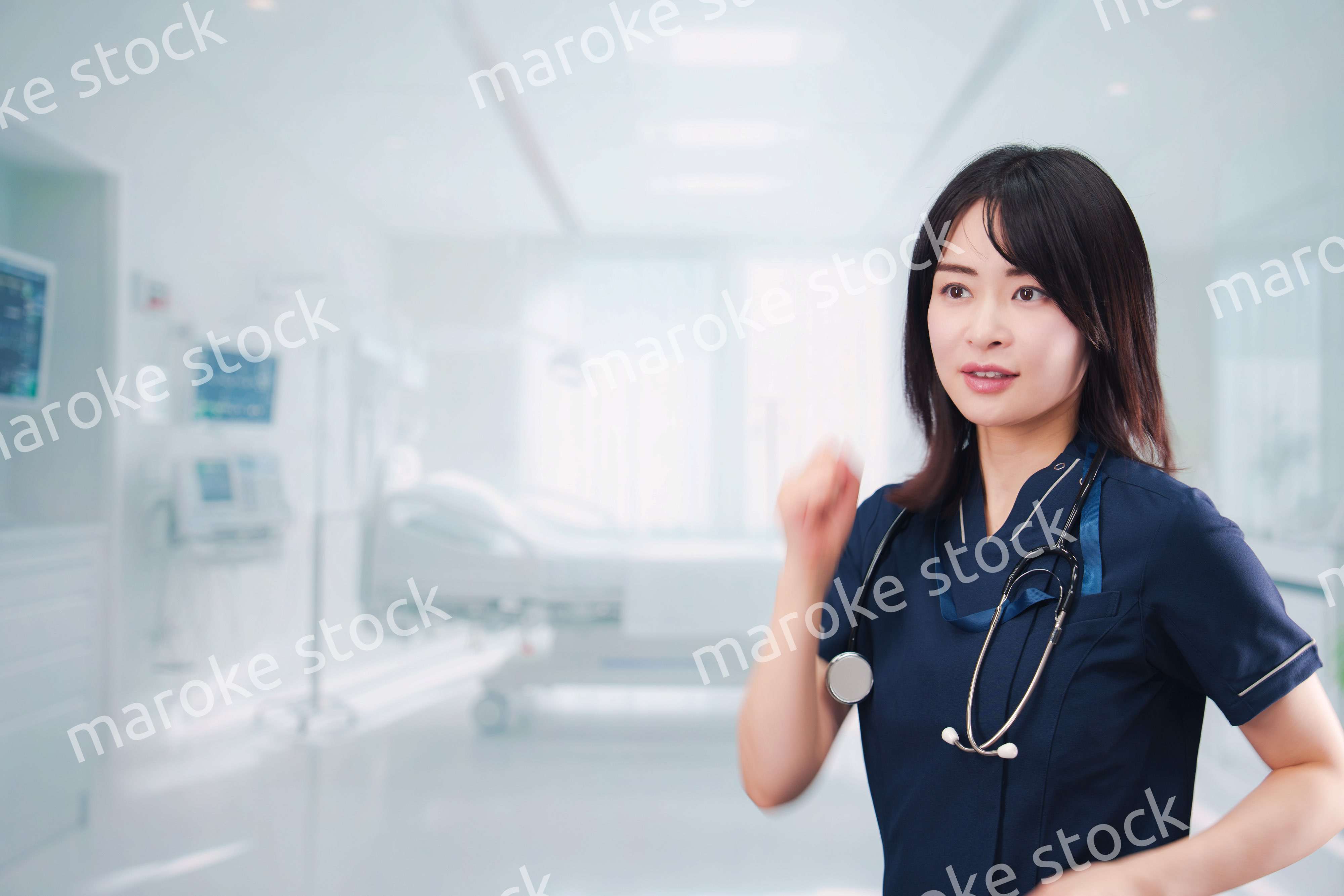 病院で忙しく働く女性のドクター