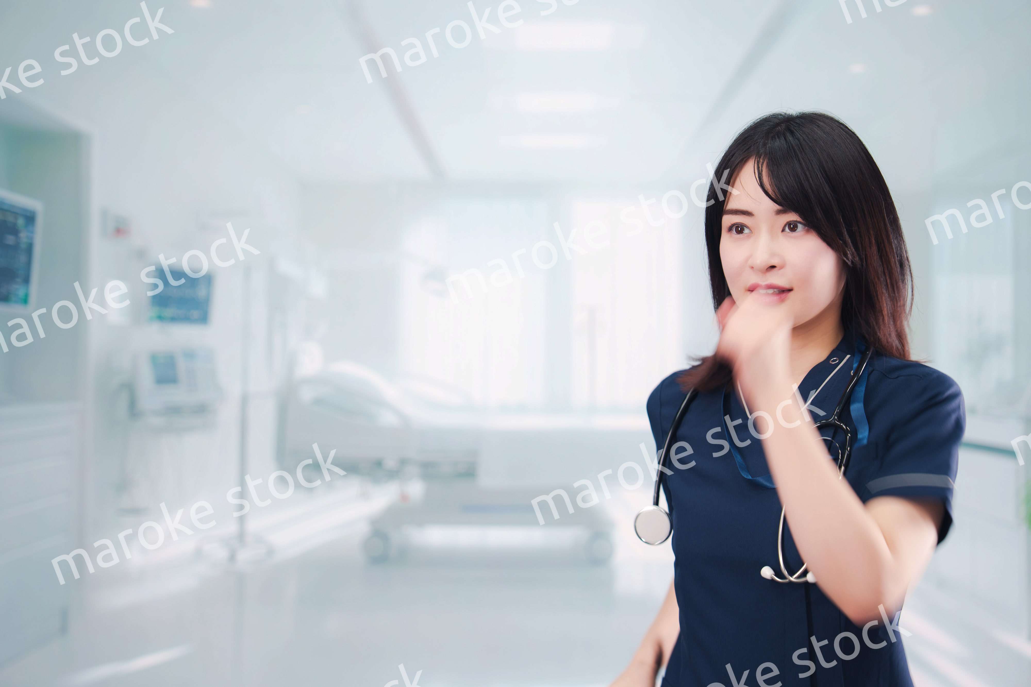 病院で忙しく働く女性のドクター