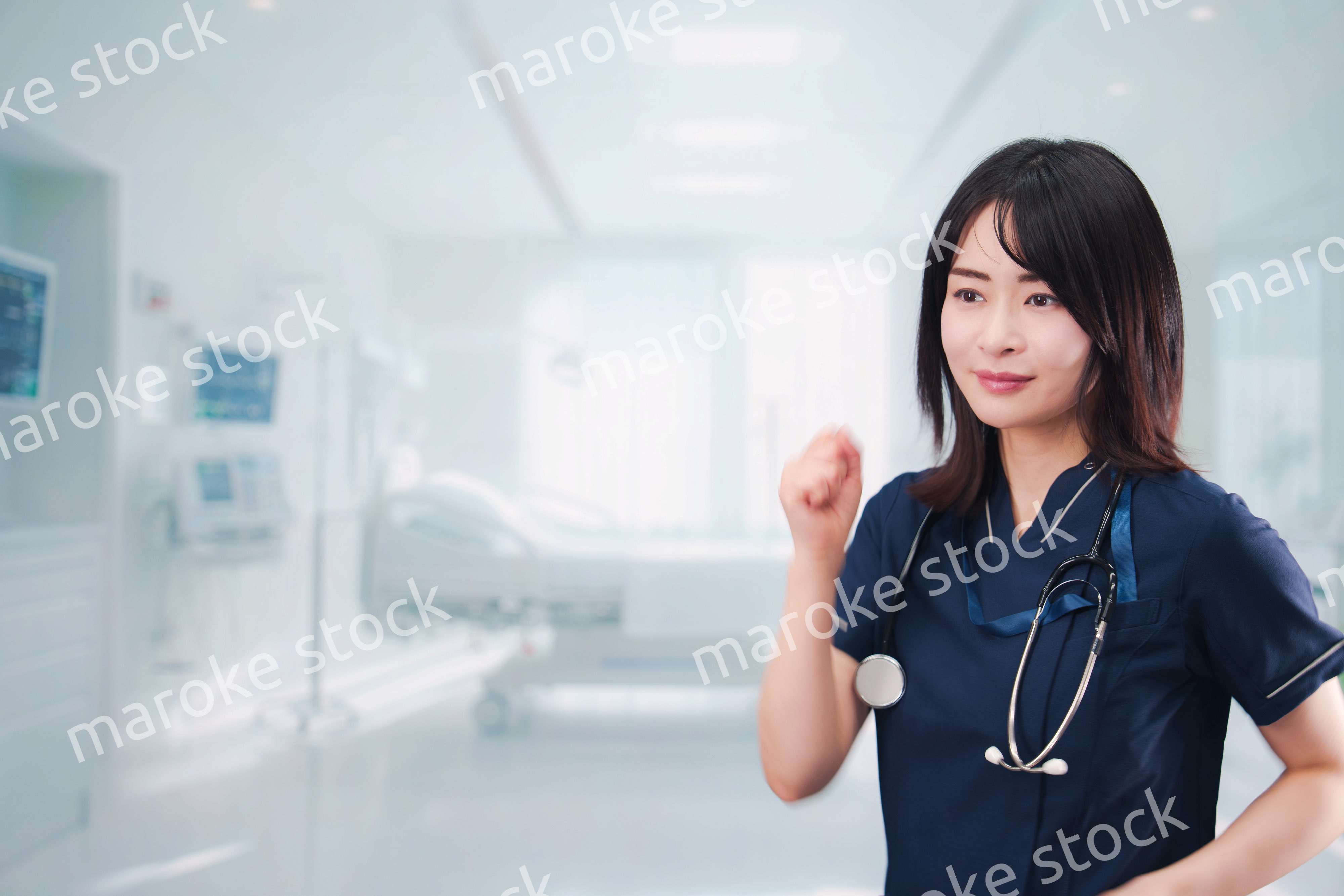 病院で忙しく働く女性のドクター