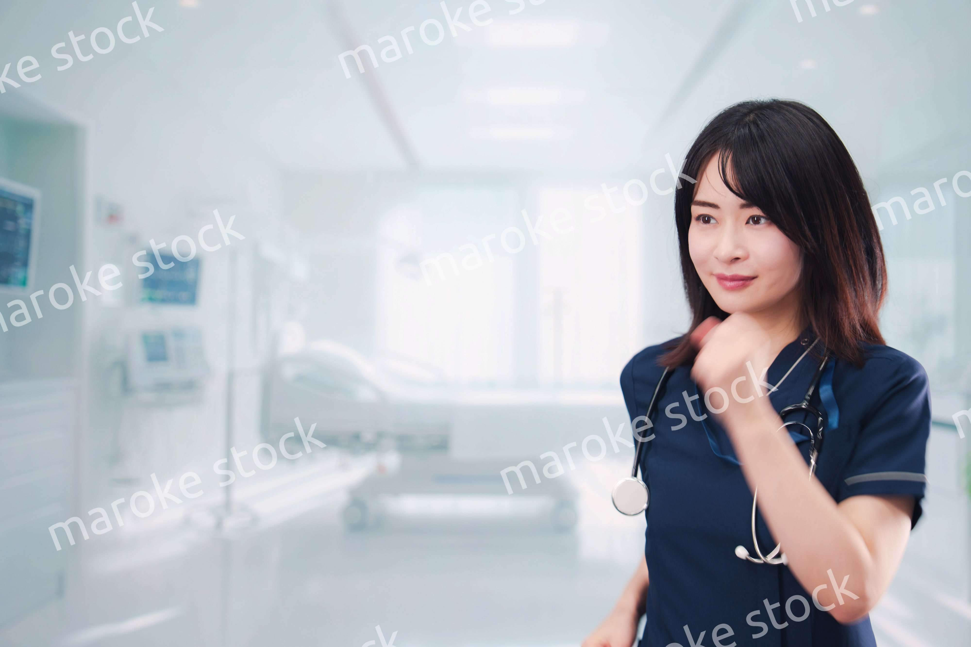 病院で忙しく働く女性のドクター