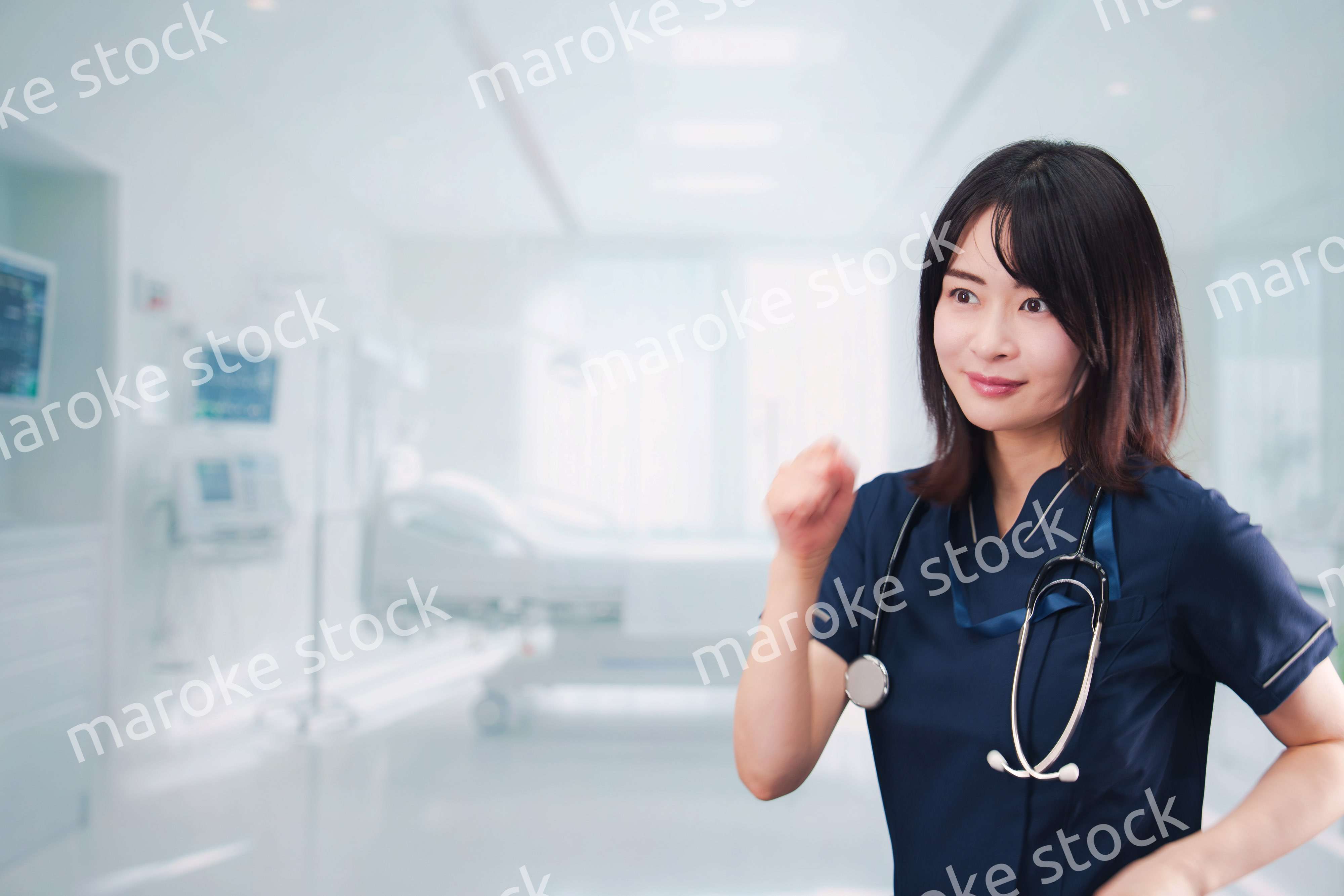 病院で忙しく働く女性のドクター