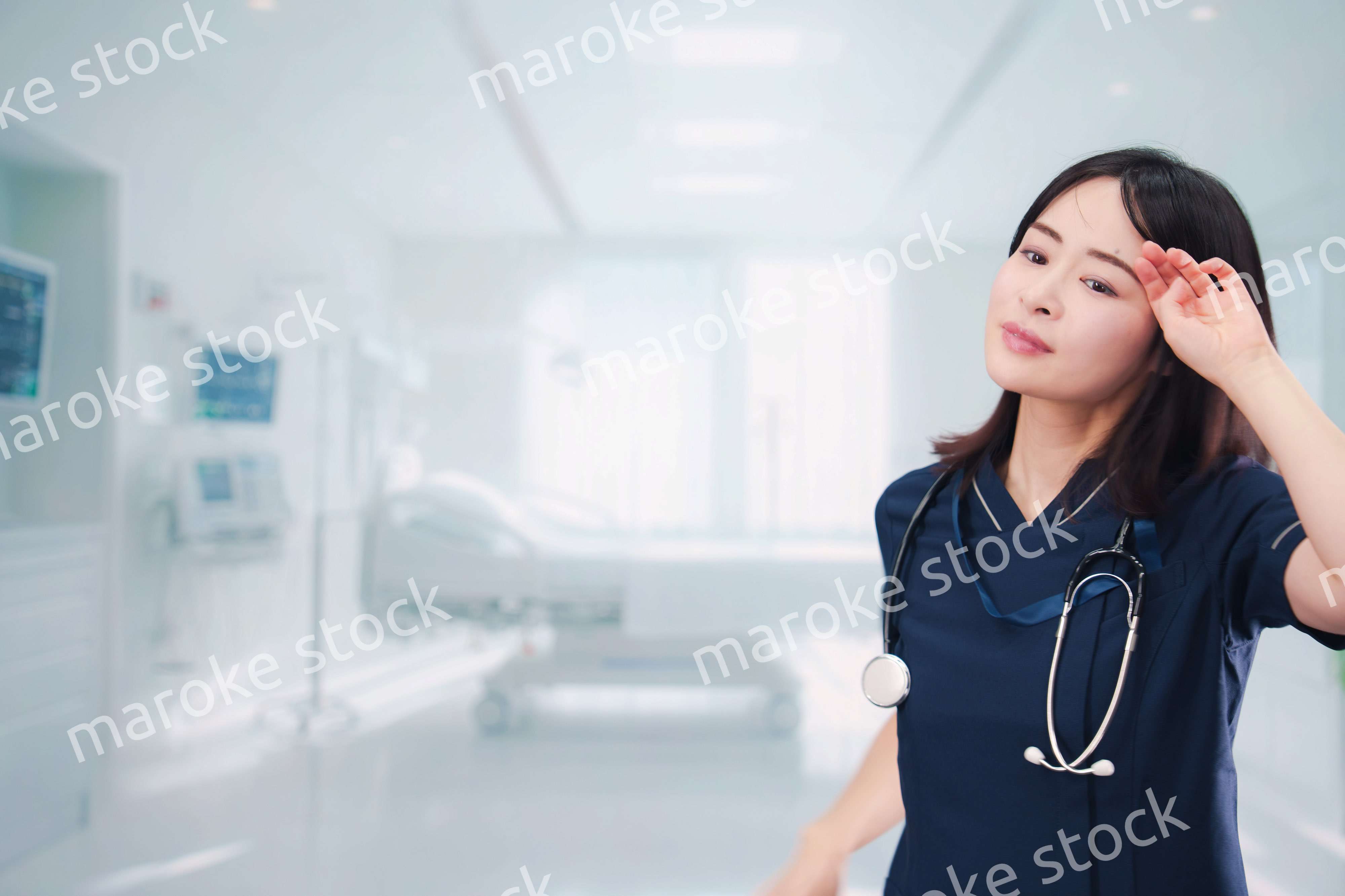 病院で忙しく働く女性のドクター