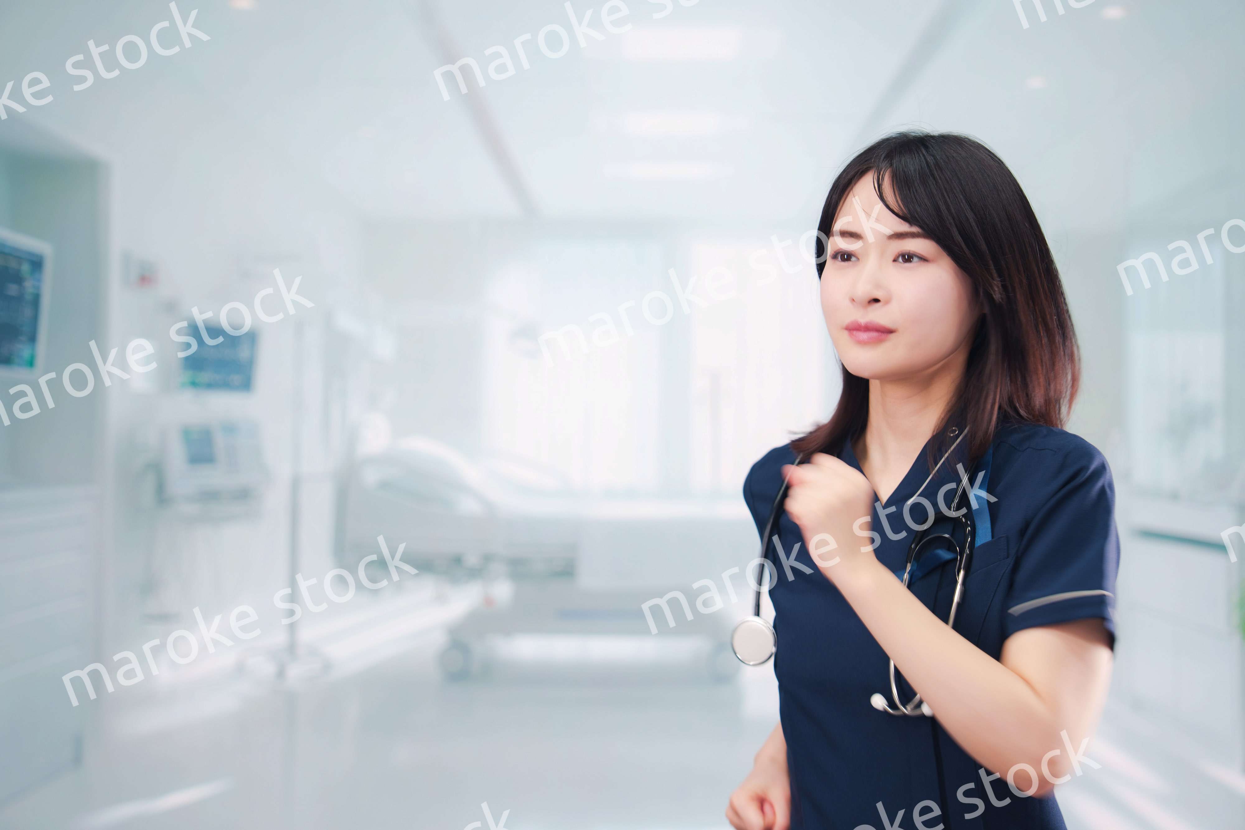 病院で忙しく働く女性のドクター