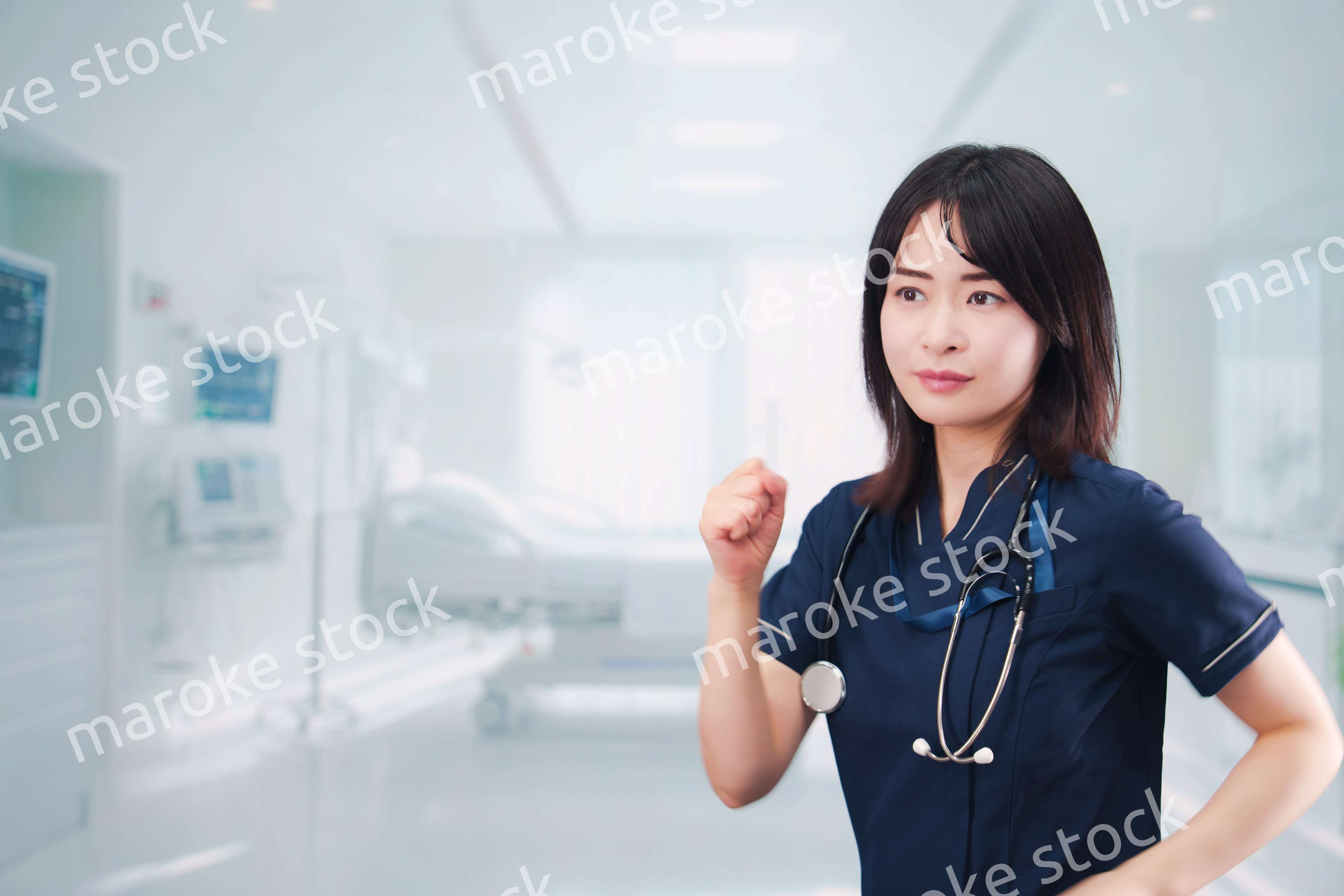 病院で忙しく働く女性のドクター