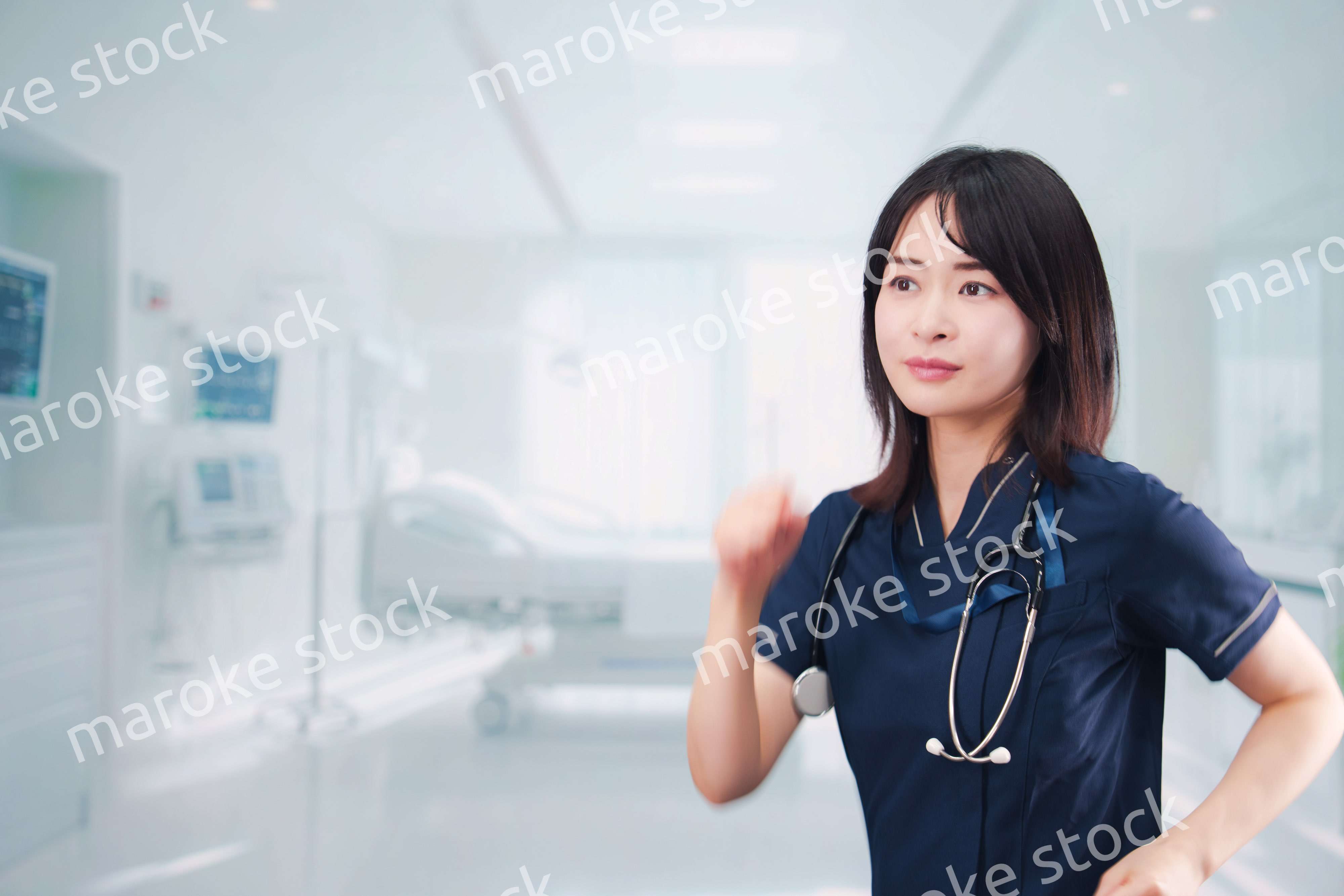 病院で忙しく働く女性のドクター