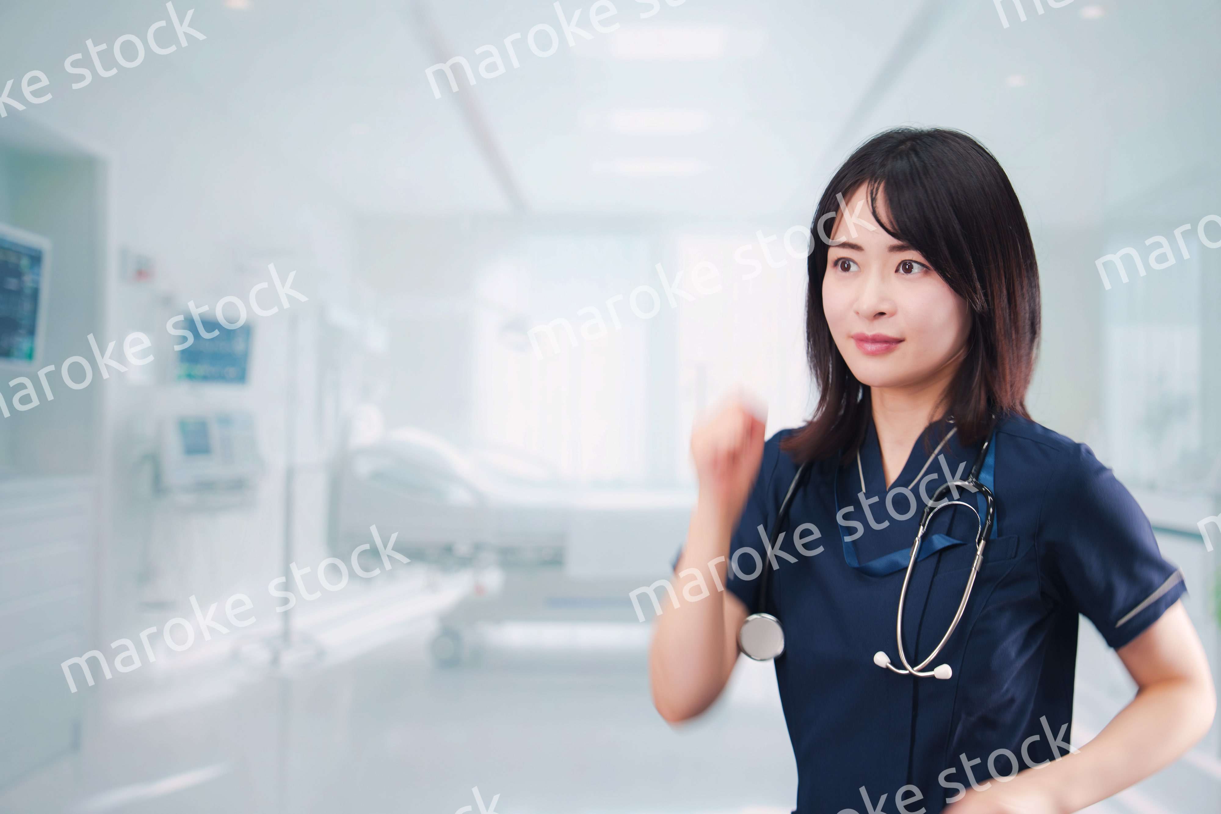 病院で忙しく働く女性のドクター