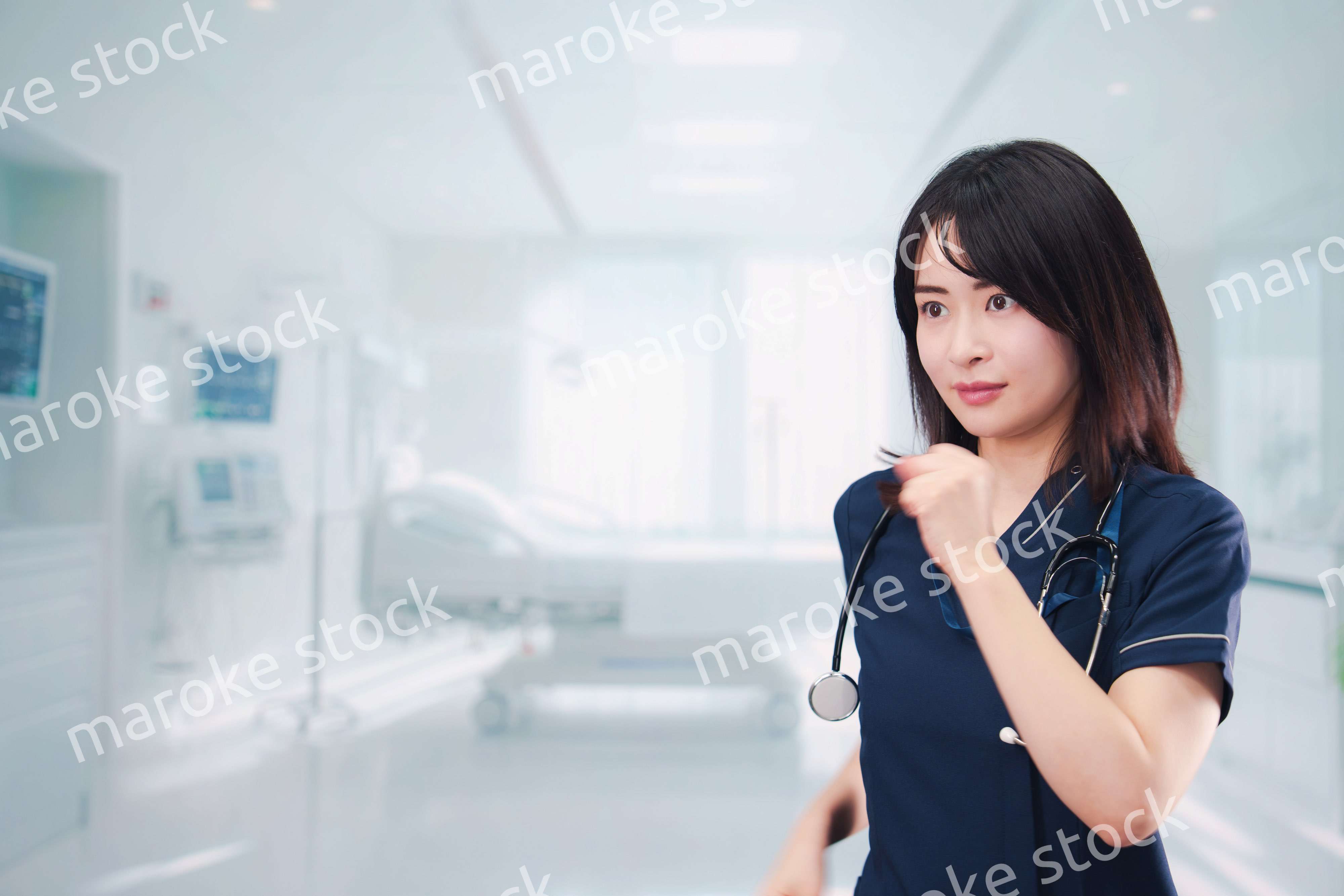 病院で忙しく働く女性のドクター