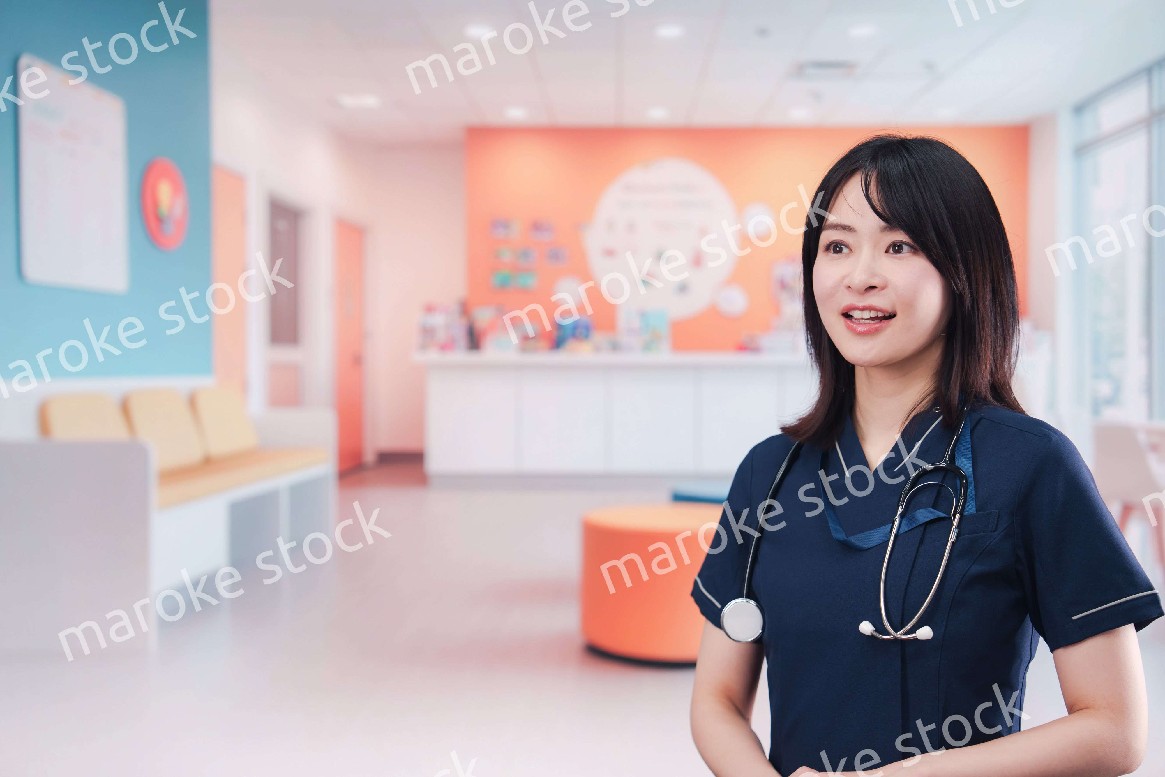 小児科のクリニックで働く若い女性