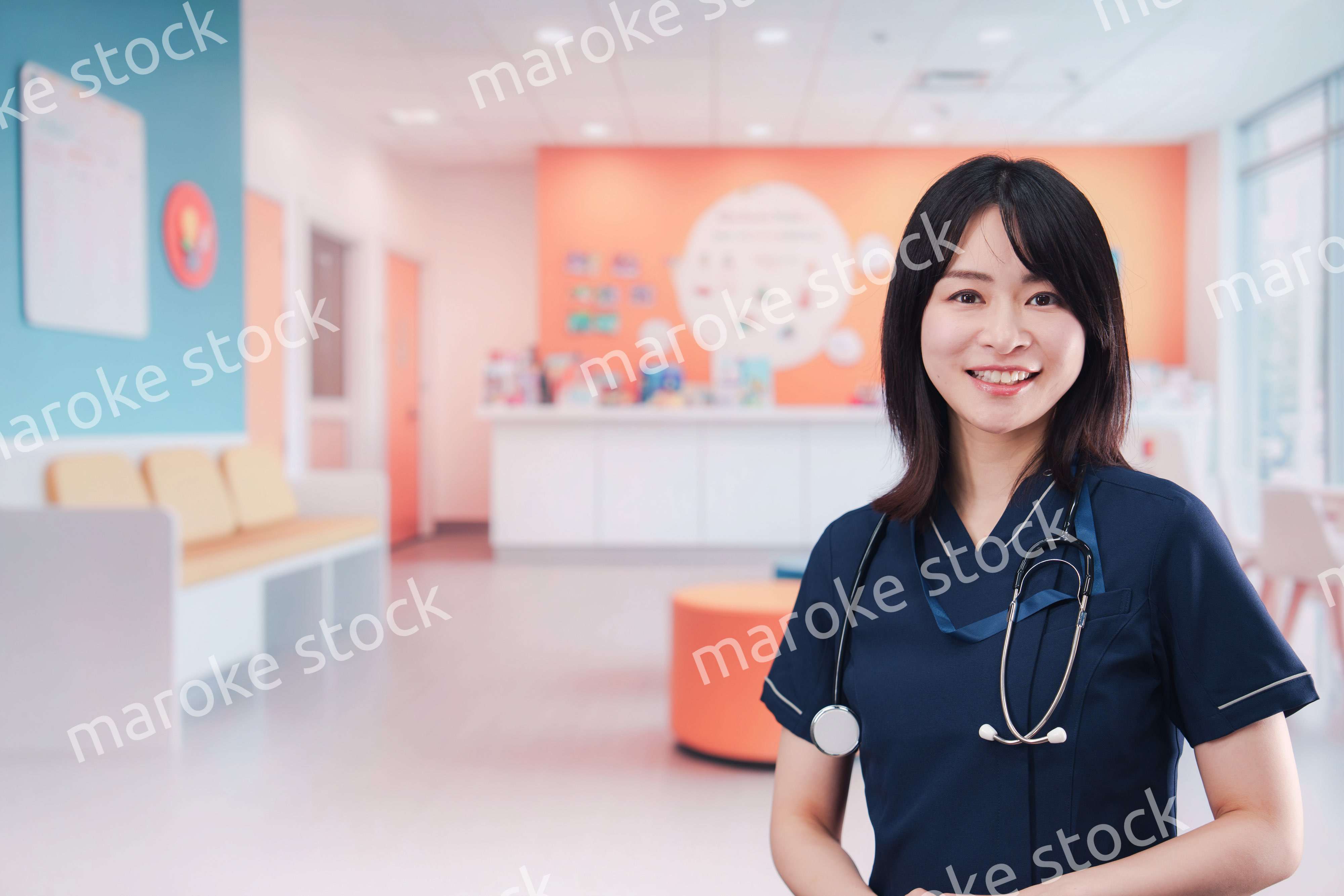 小児科のクリニックで働く若い女性