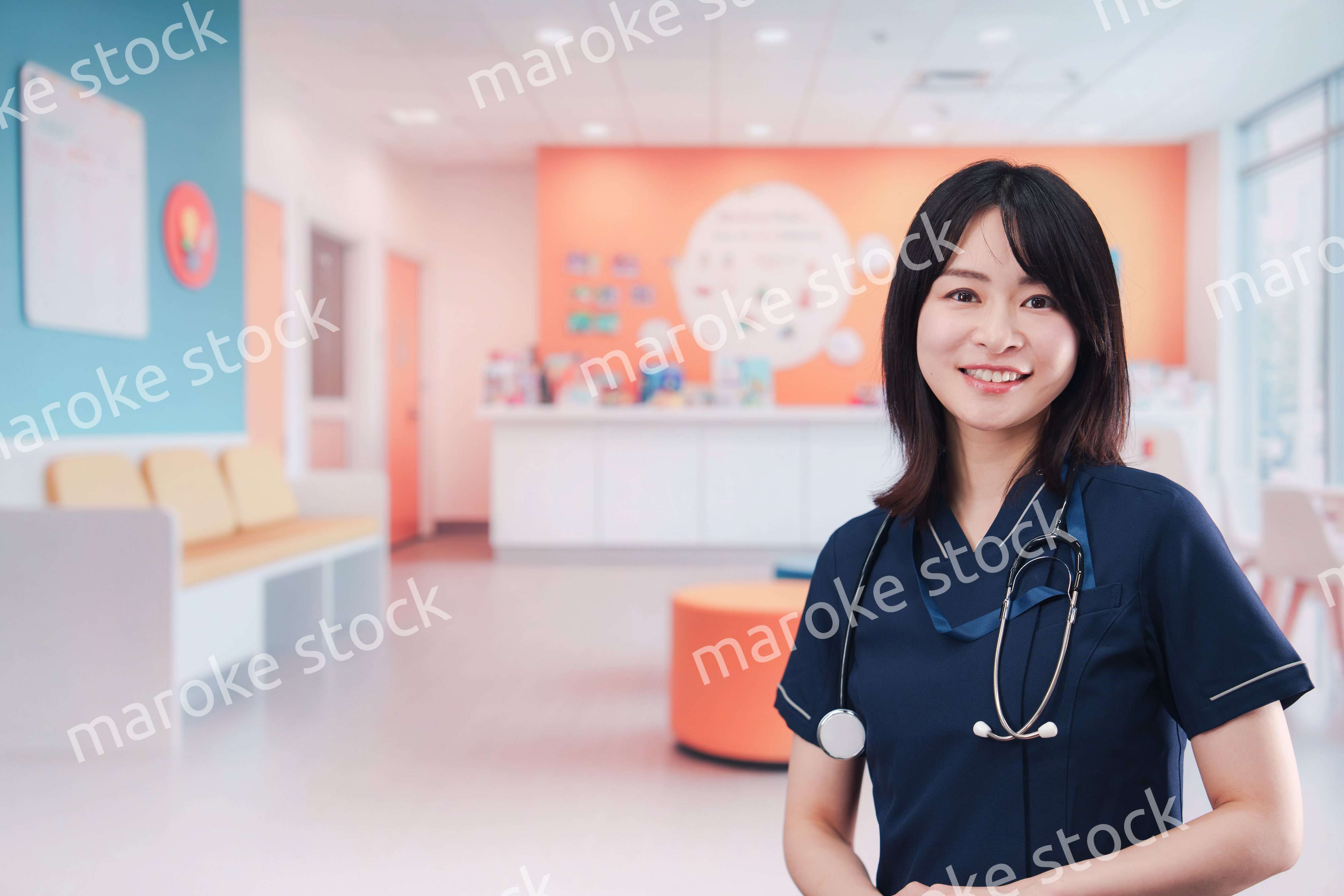 小児科のクリニックで働く若い女性