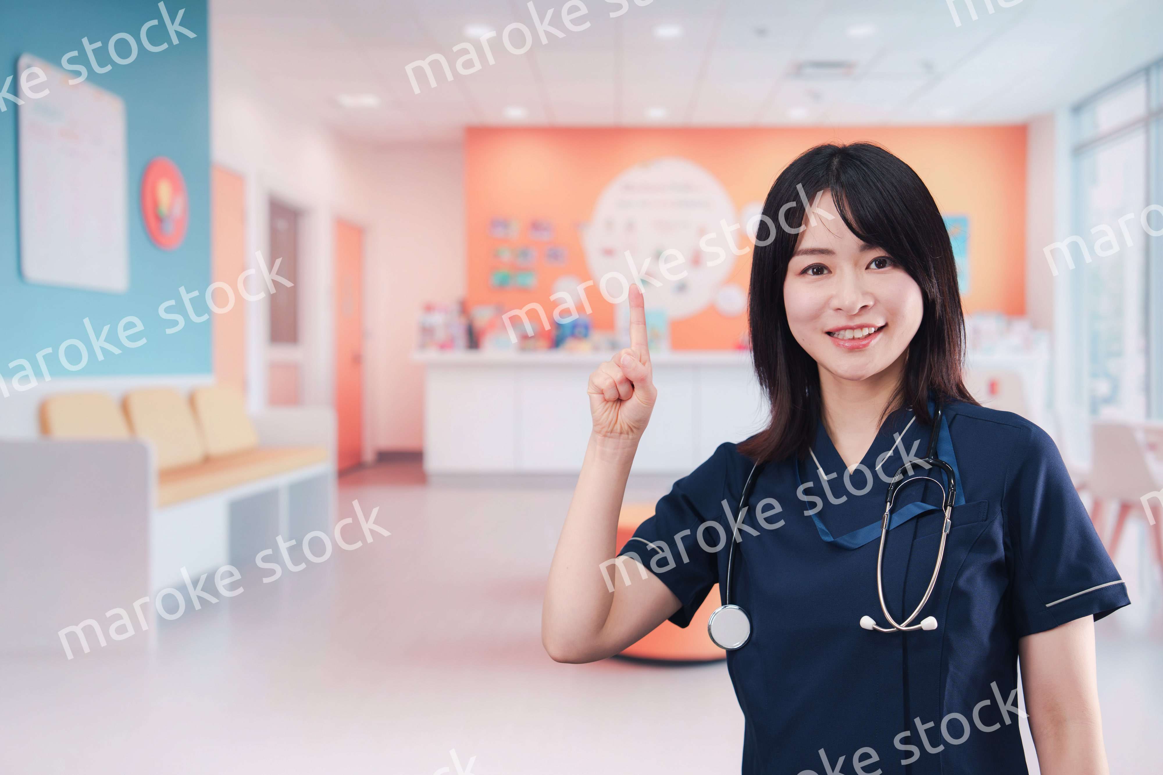 小児科のクリニックで働く若い女性