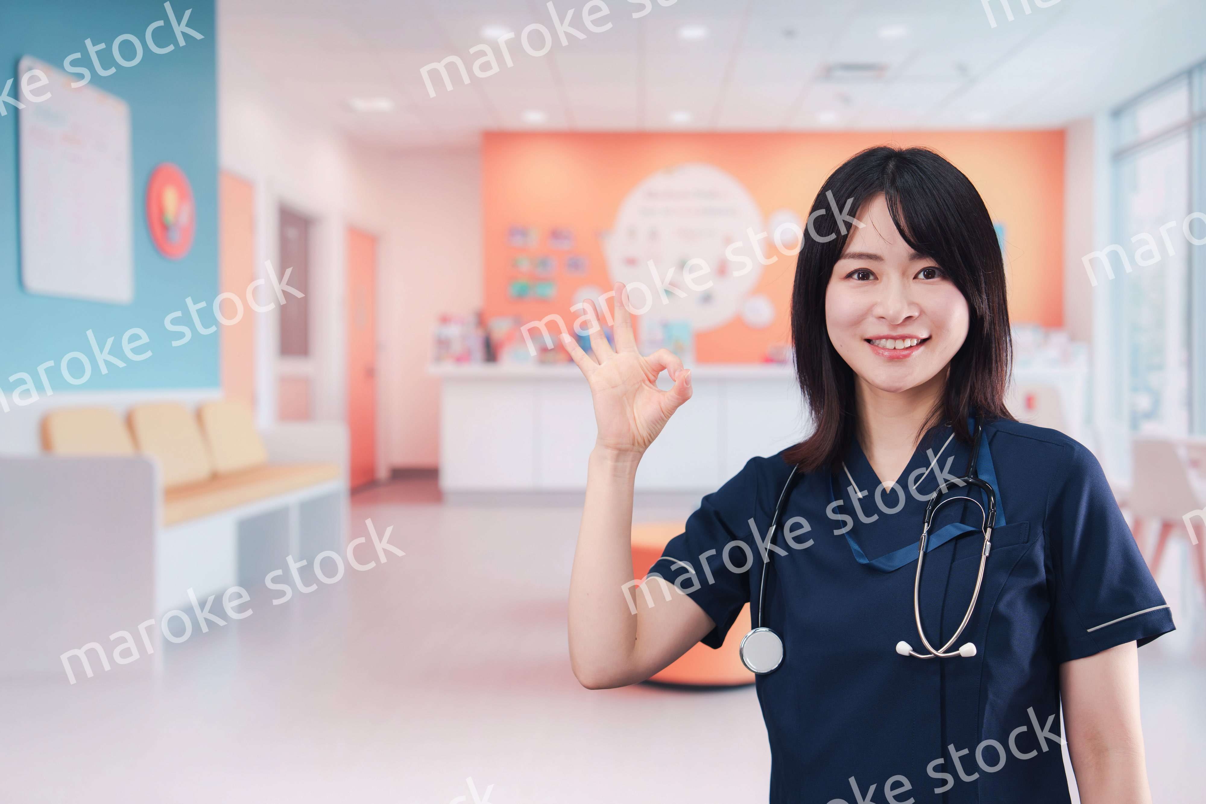 小児科のクリニックで働く若い女性