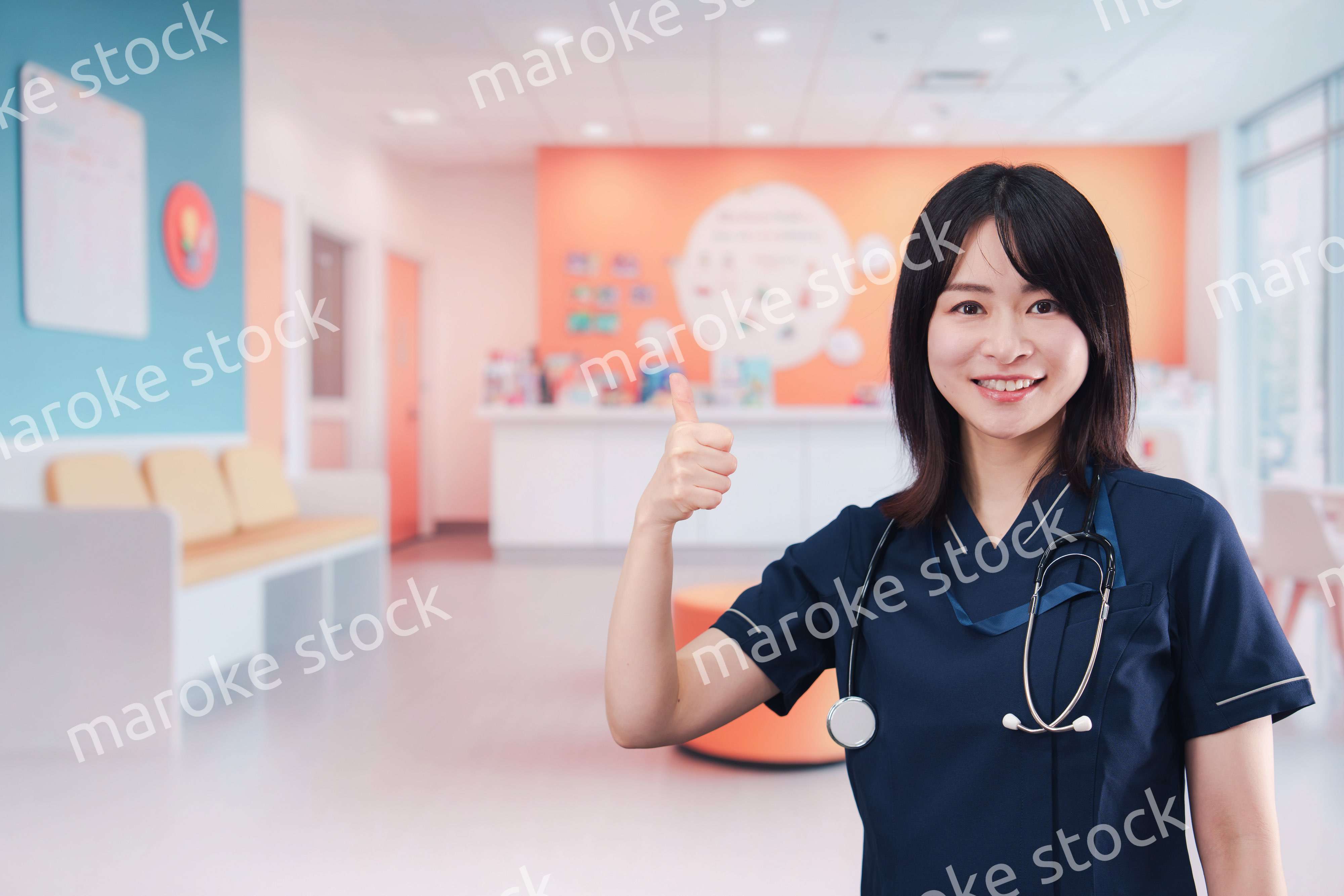 小児科のクリニックで働く若い女性