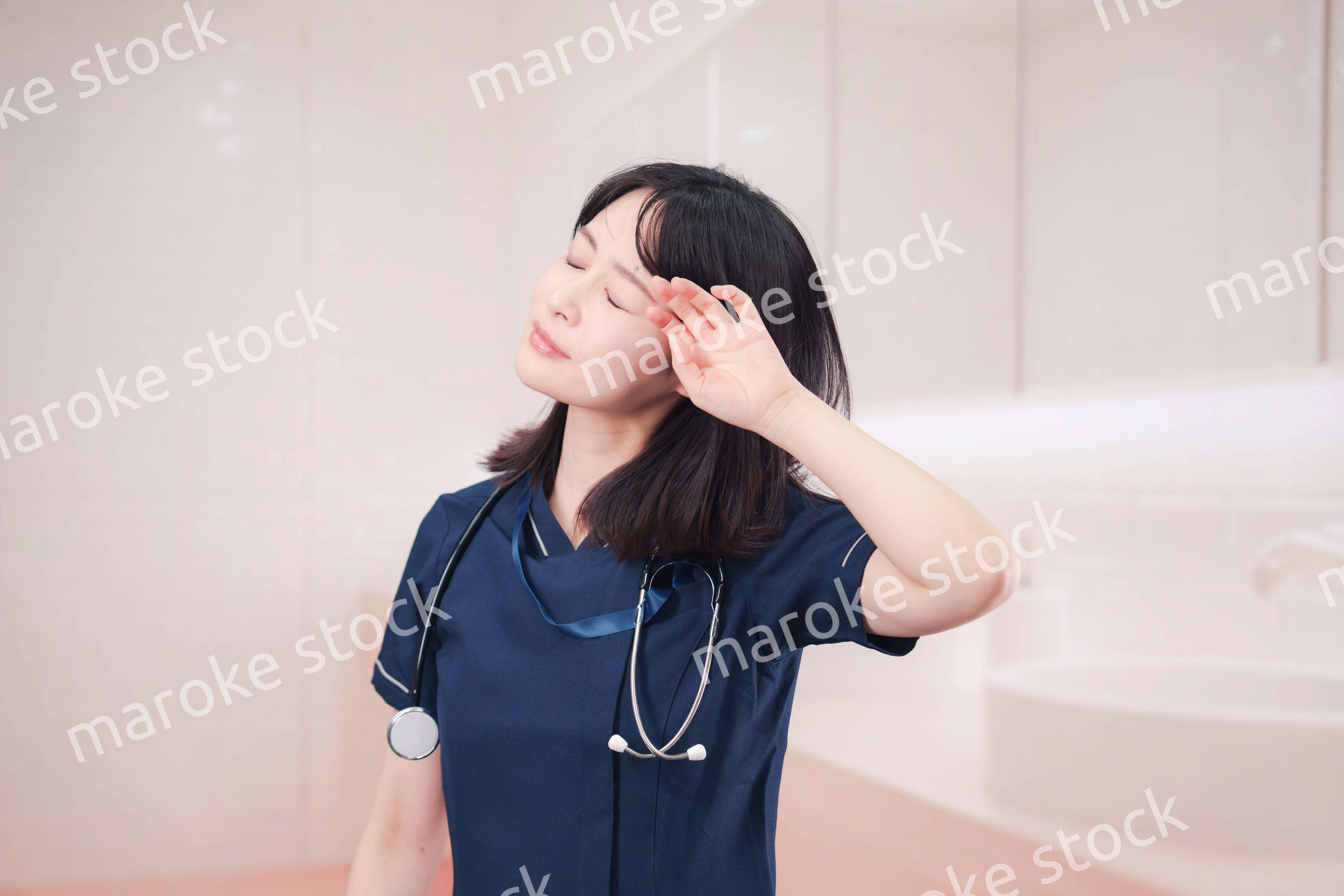 化粧室で身だしなみを整える医療従事者の女性