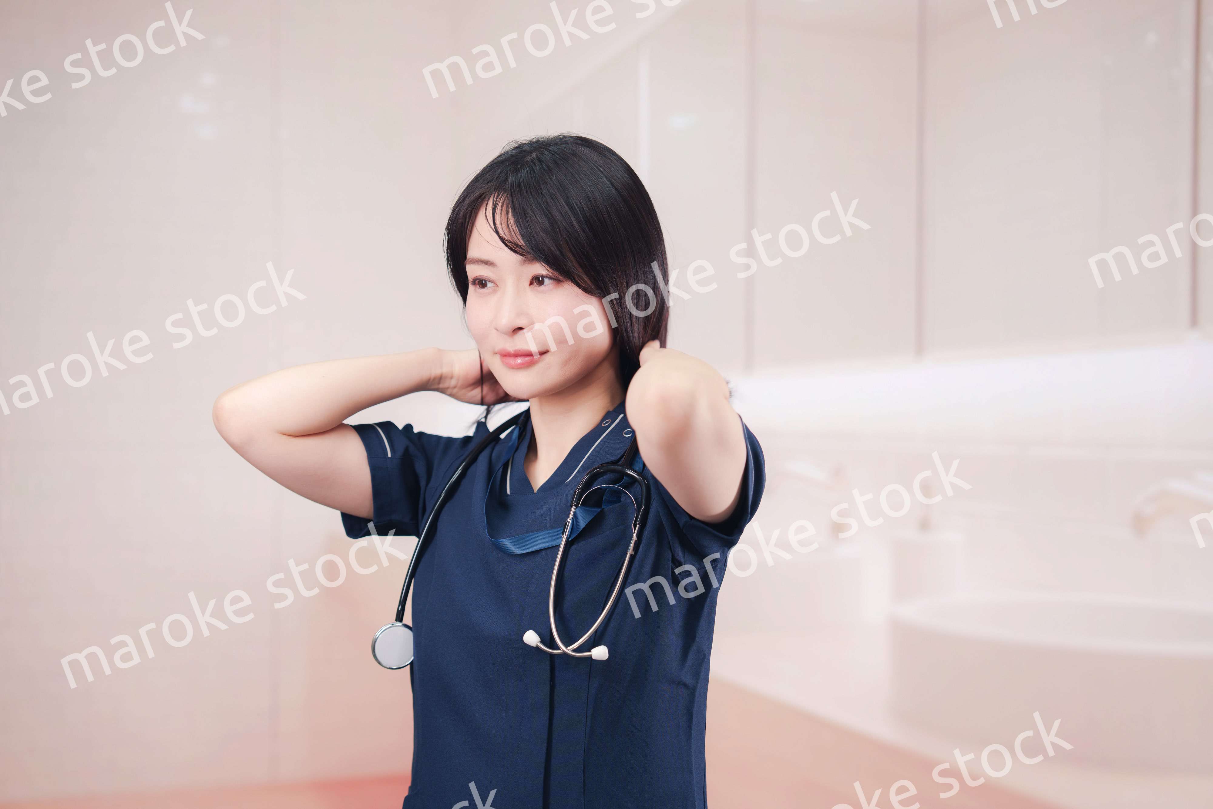 化粧室で身だしなみを整える医療従事者の女性