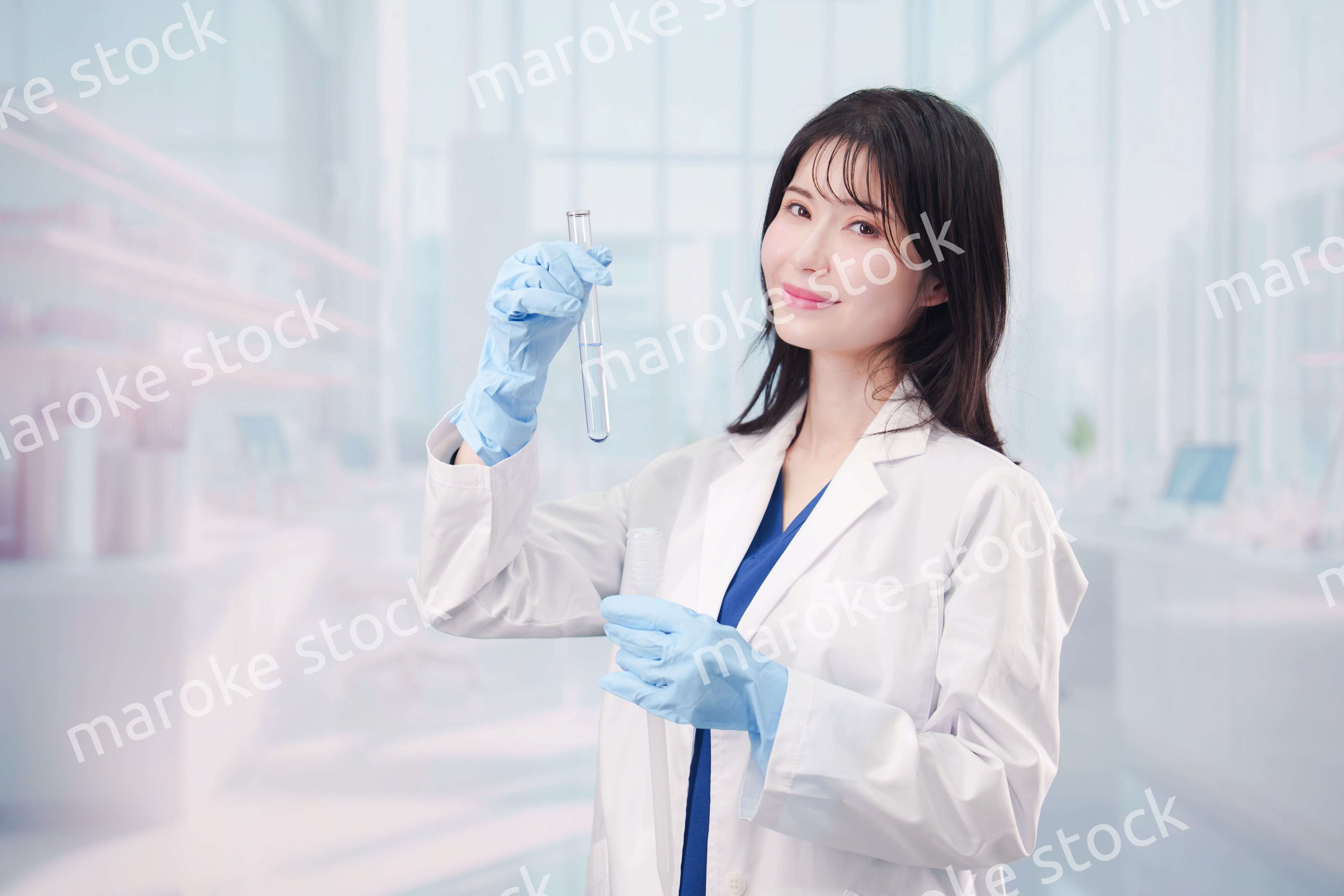 白衣を着て実験をする女性の研究者