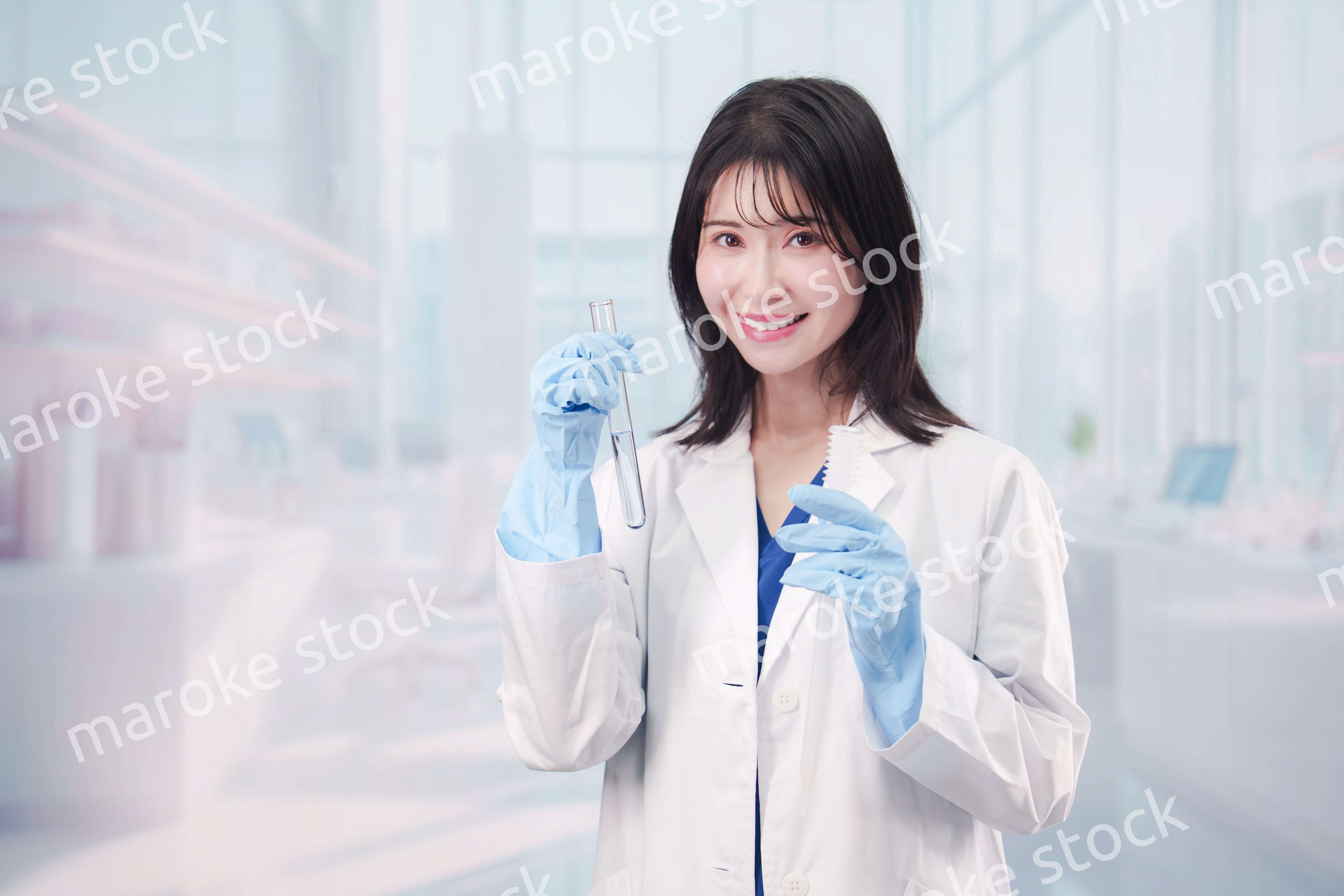 白衣を着て実験をする女性の研究者