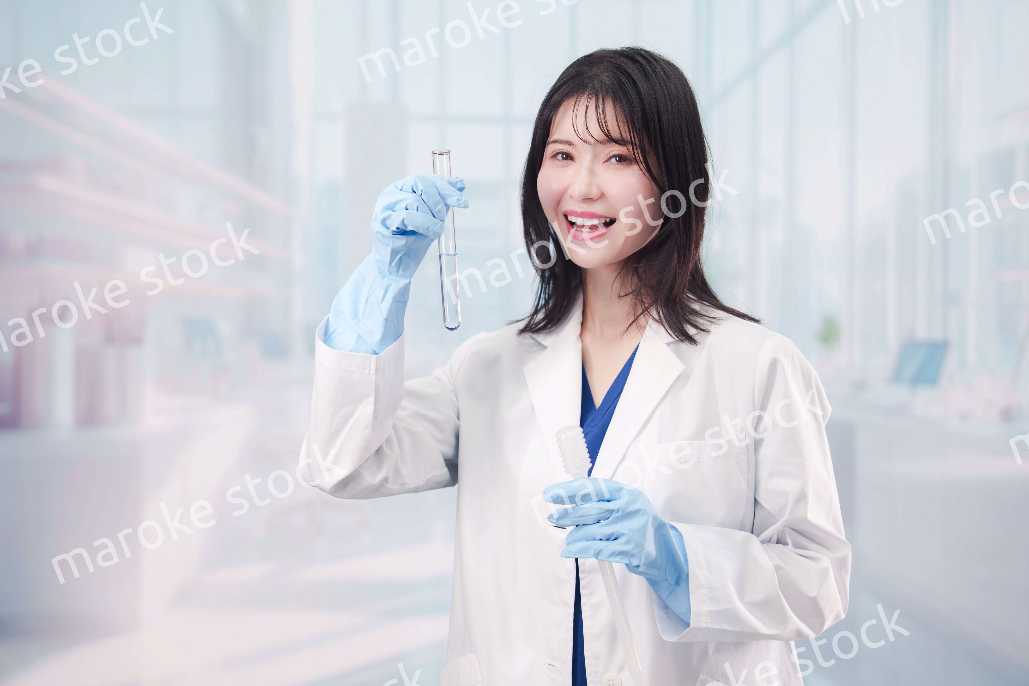 白衣を着て実験をする女性の研究者