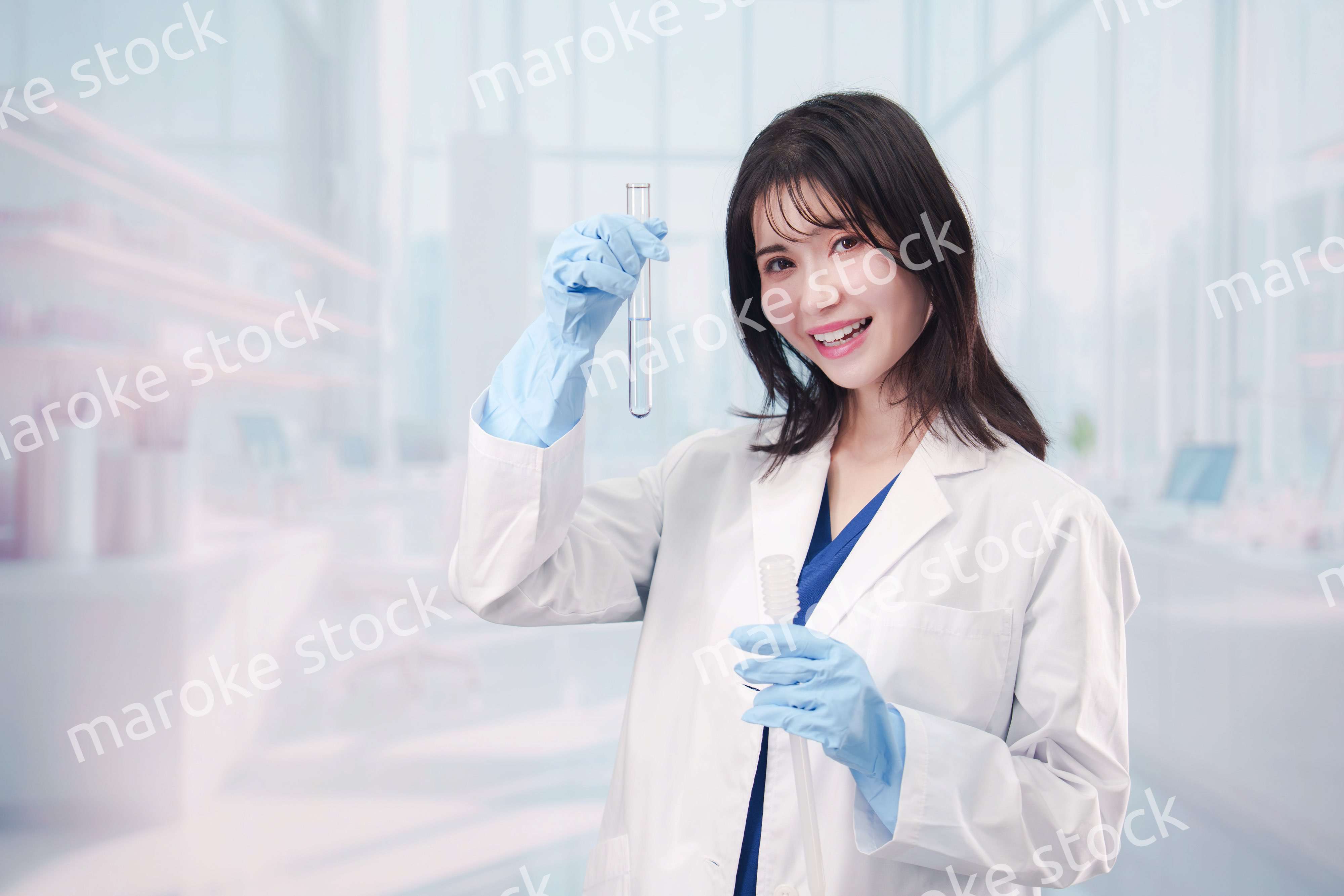 白衣を着て実験をする女性の研究者