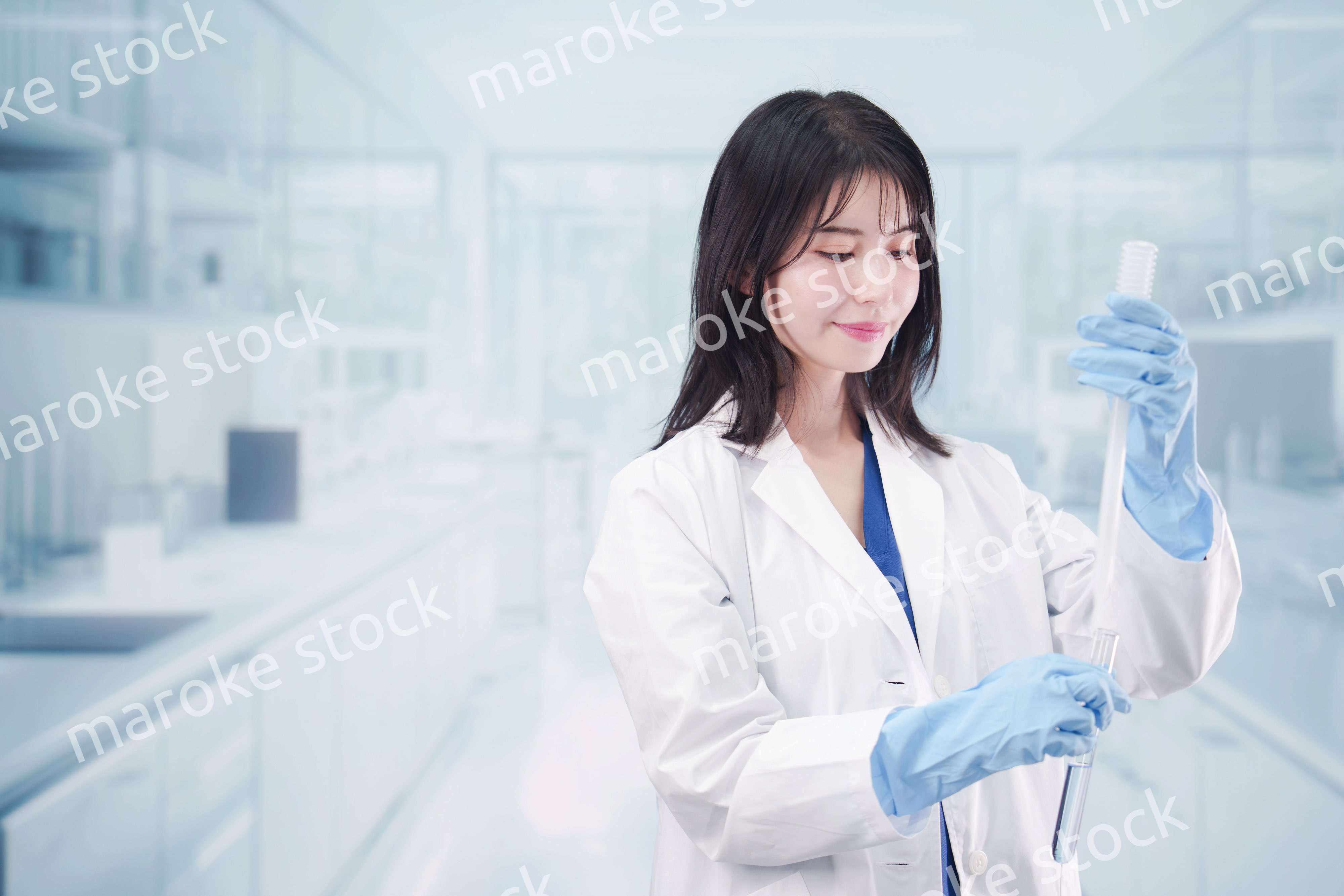 白衣を着て最先端の研究をする研究員の女性