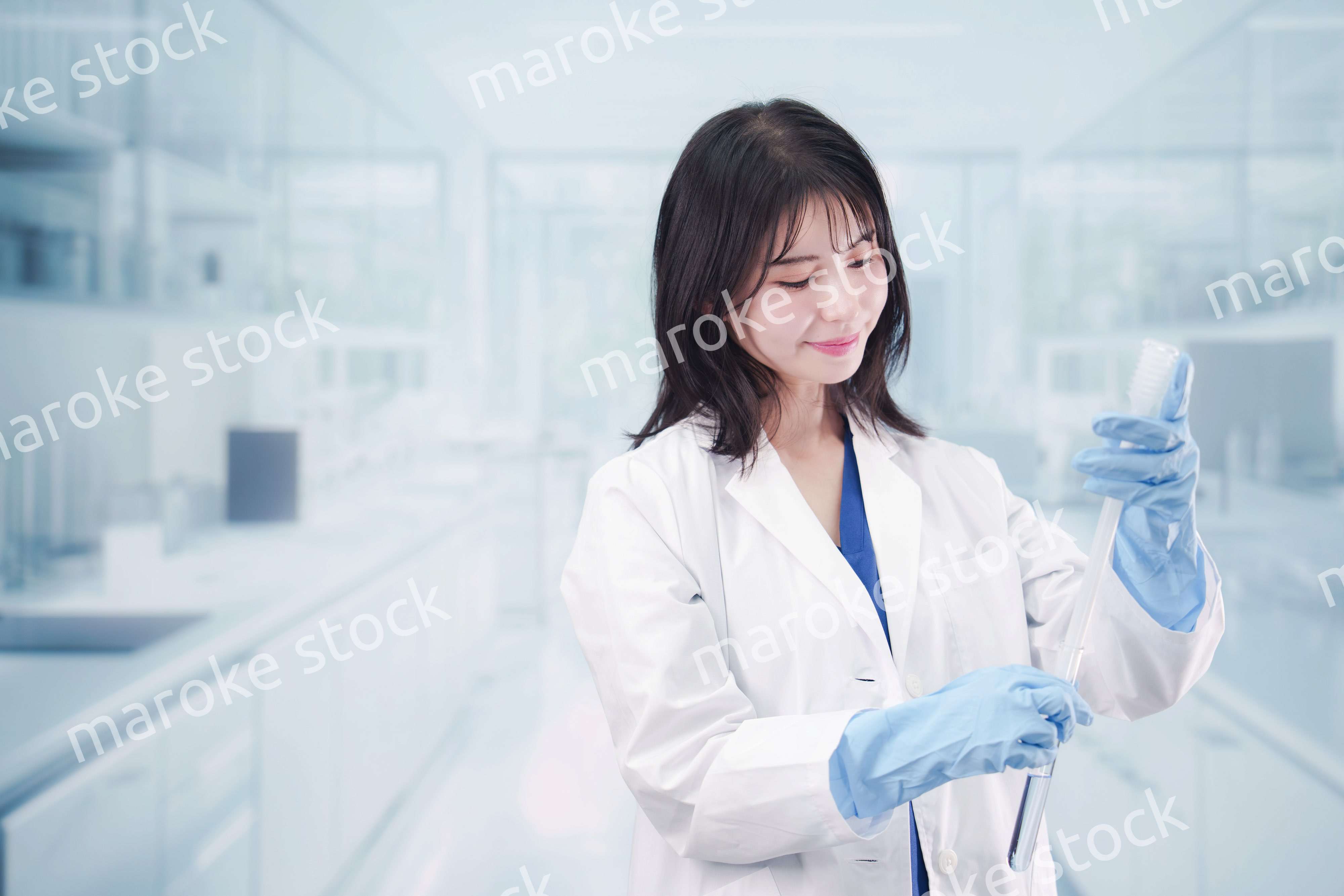 白衣を着て最先端の研究をする研究員の女性