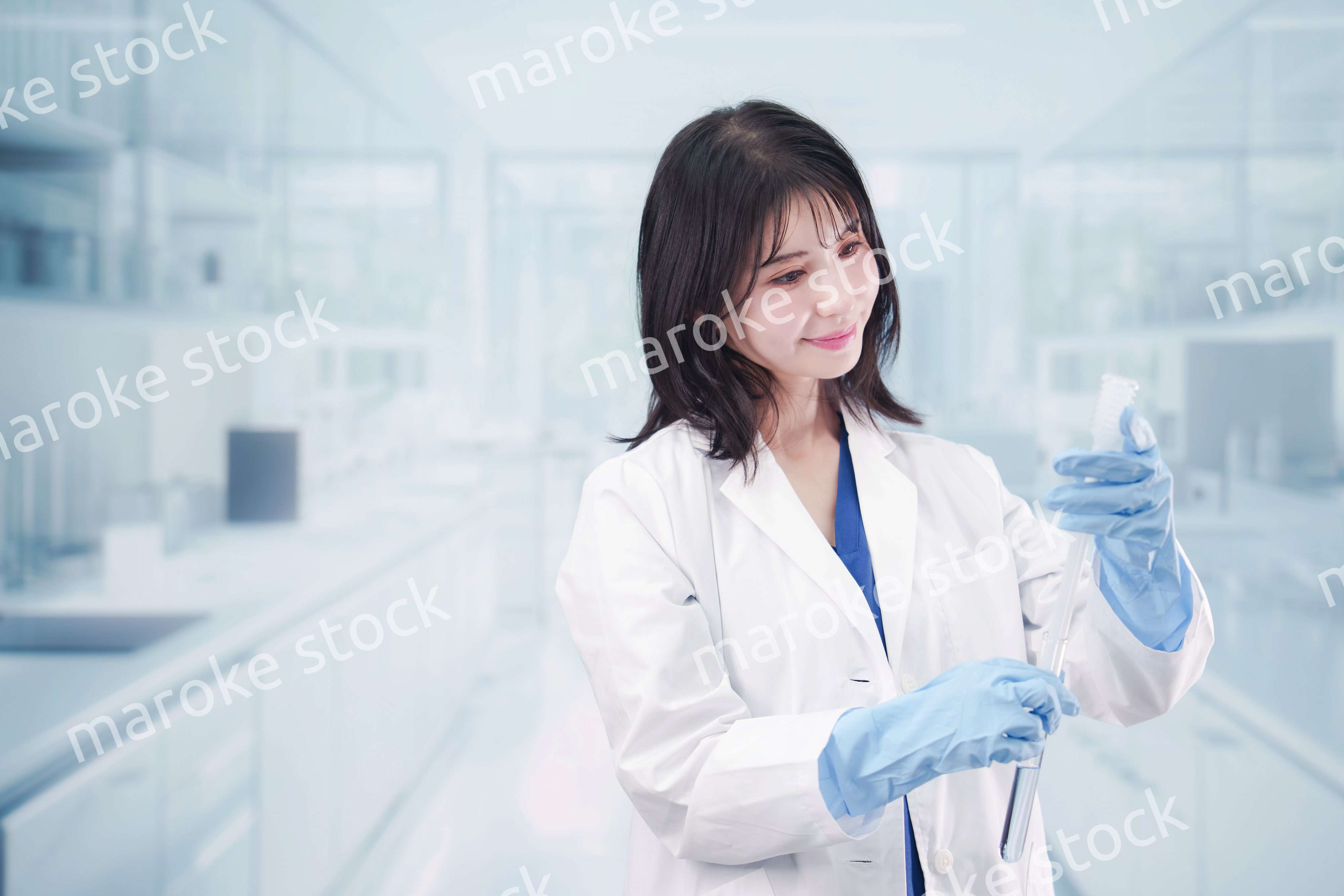 白衣を着て最先端の研究をする研究員の女性