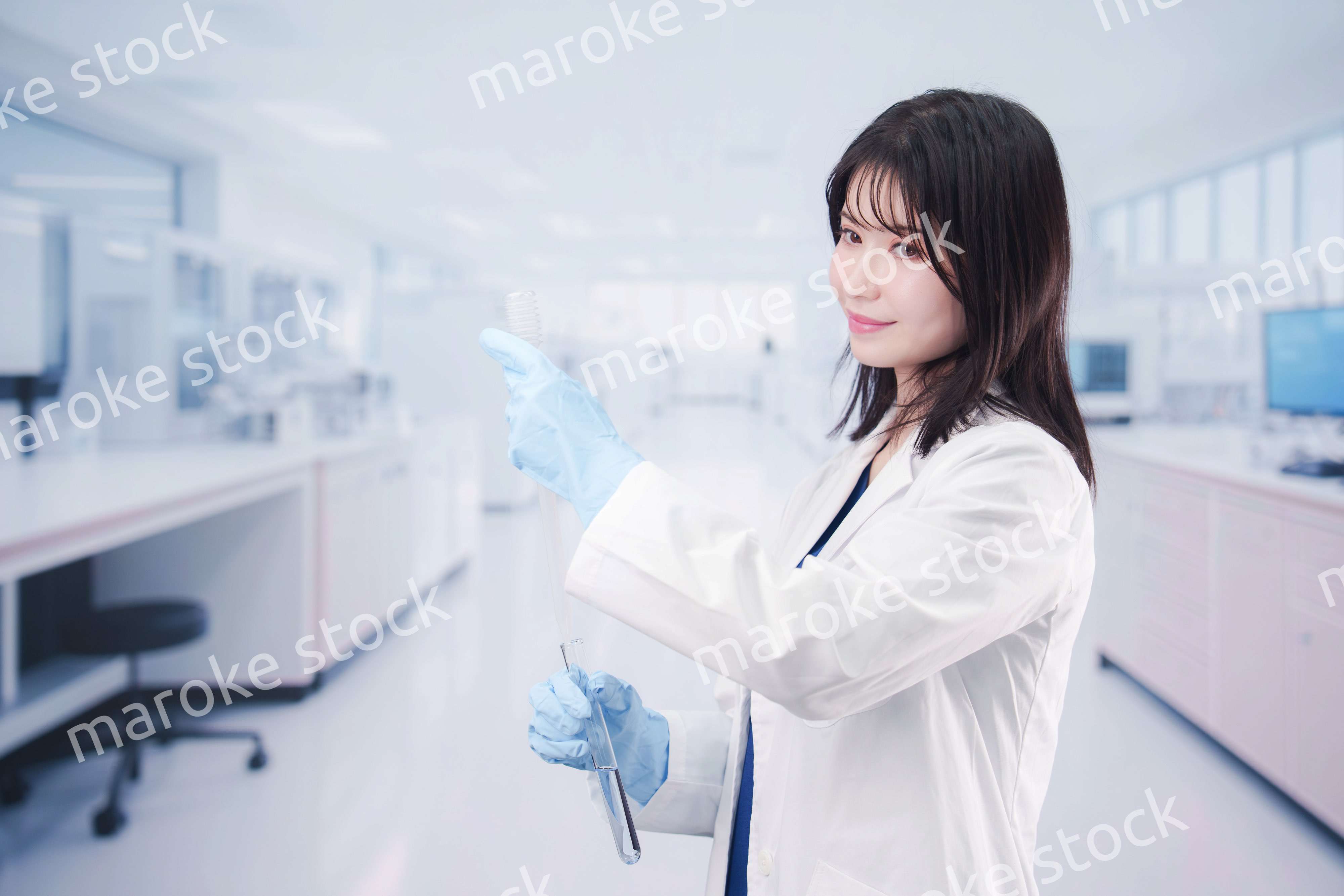 白衣を着て最先端の研究をする研究員の女性