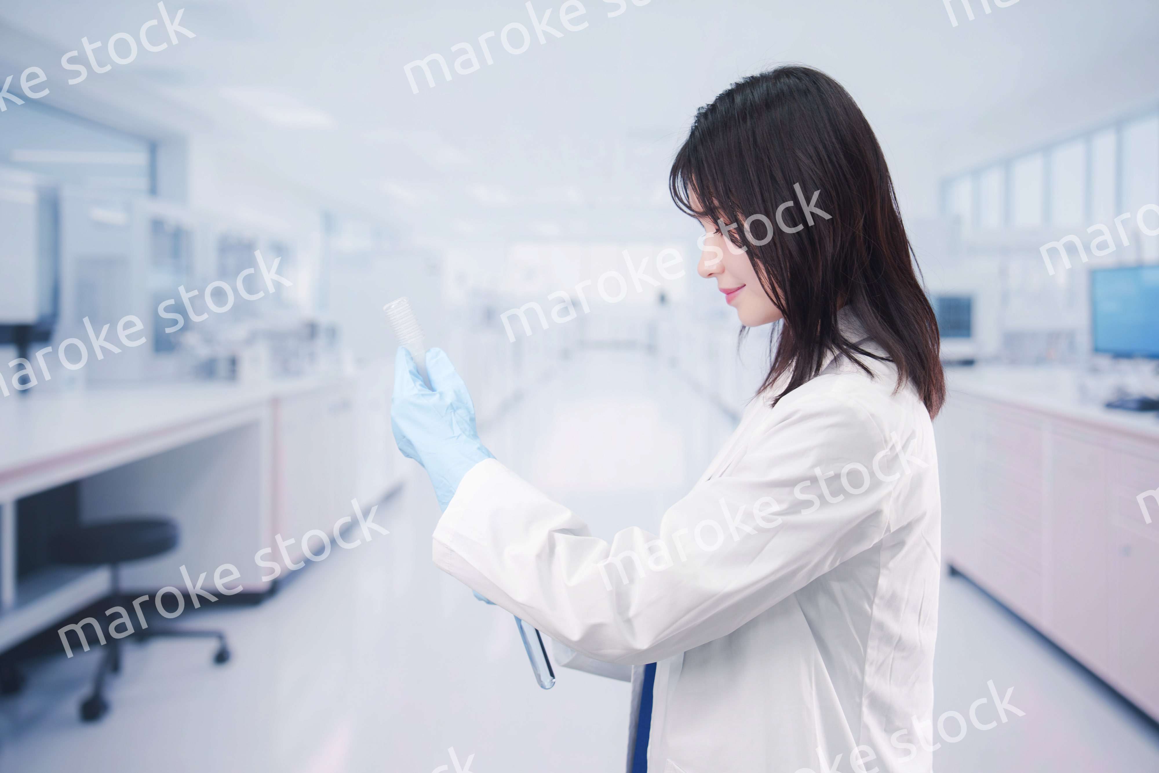 白衣を着て最先端の研究をする研究員の女性