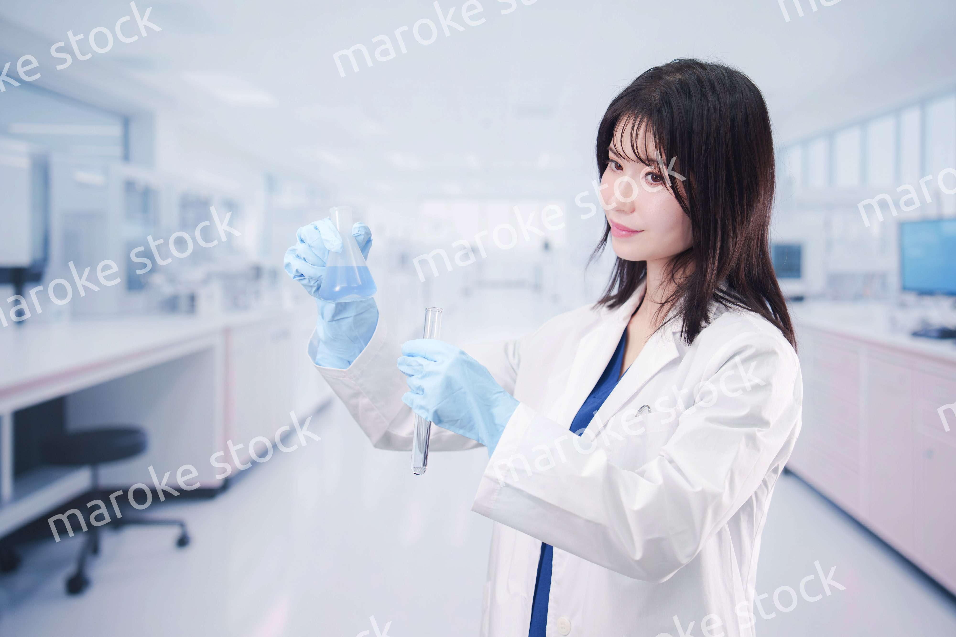 白衣を着て最先端の研究をする研究員の女性