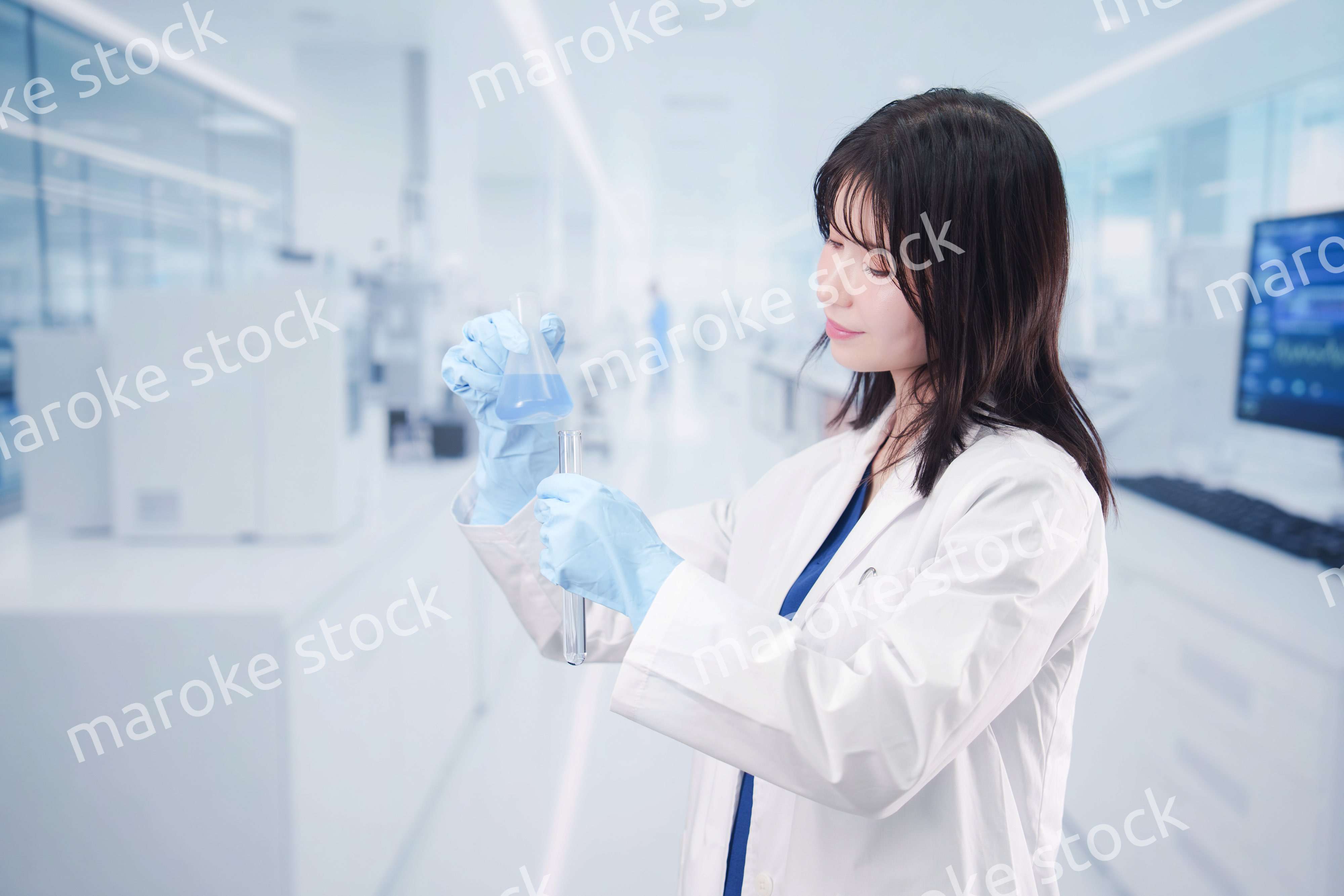 白衣を着て最先端の研究をする研究員の女性