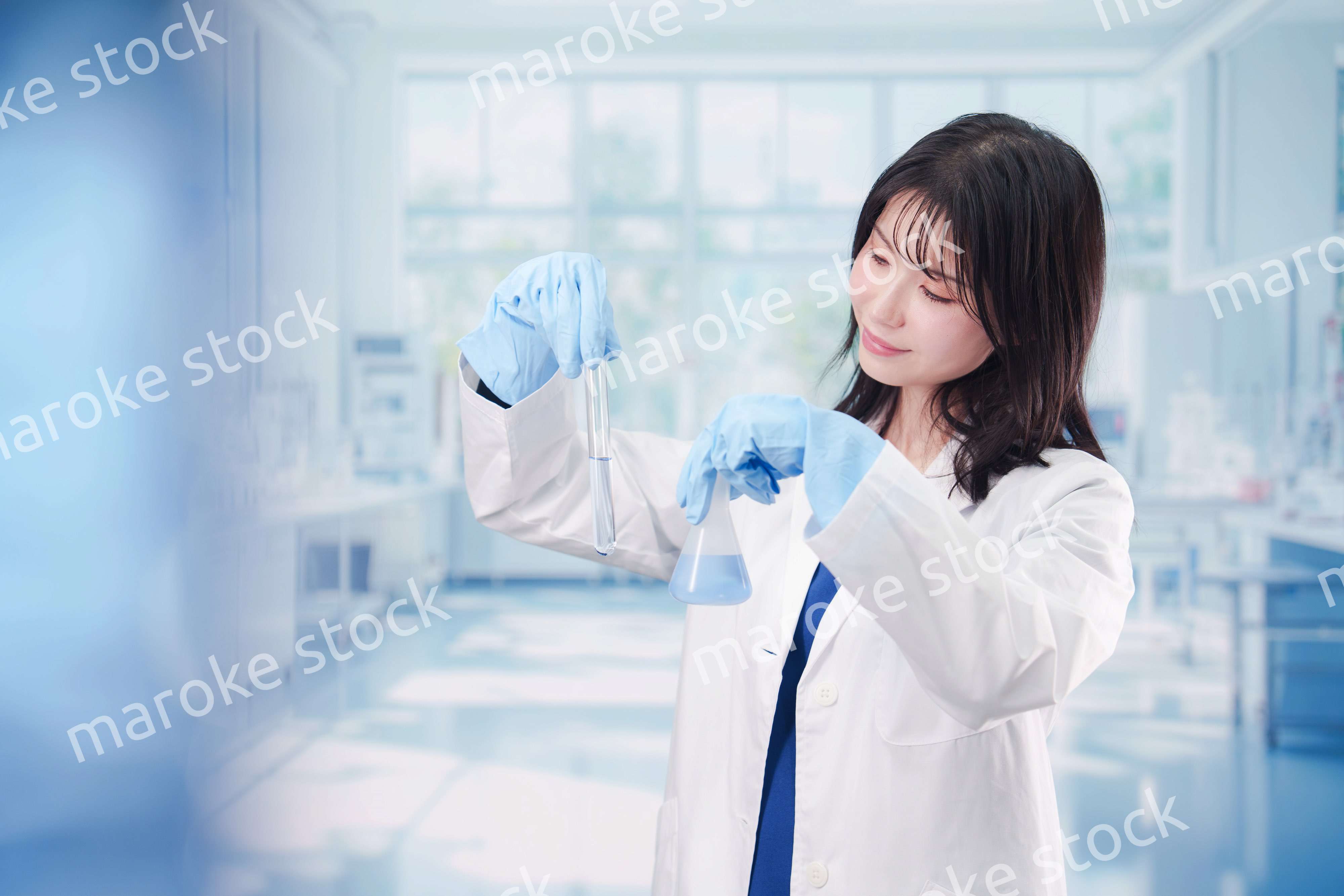 実験室で研究をする女性の研究者