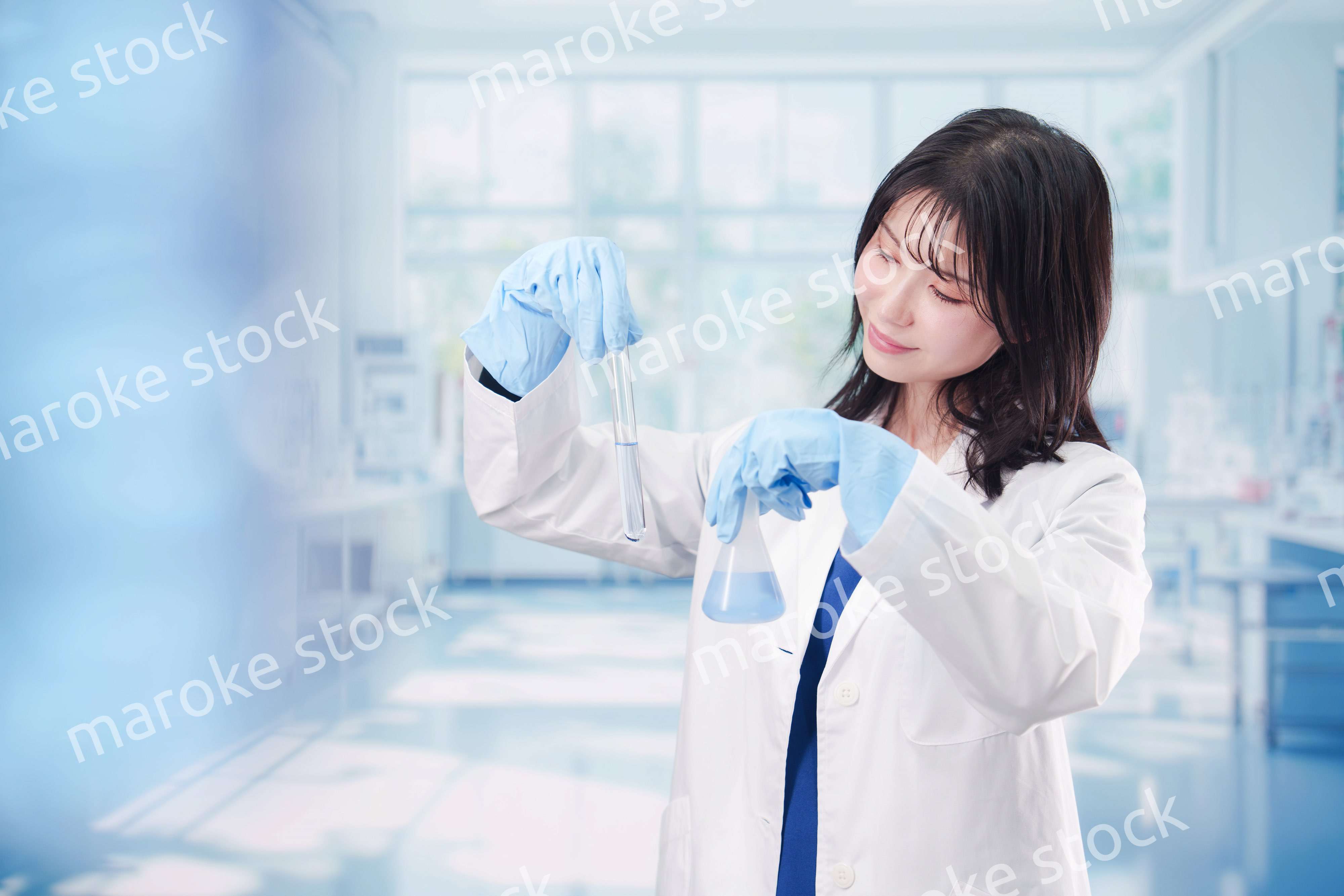 実験室で研究をする女性の研究者
