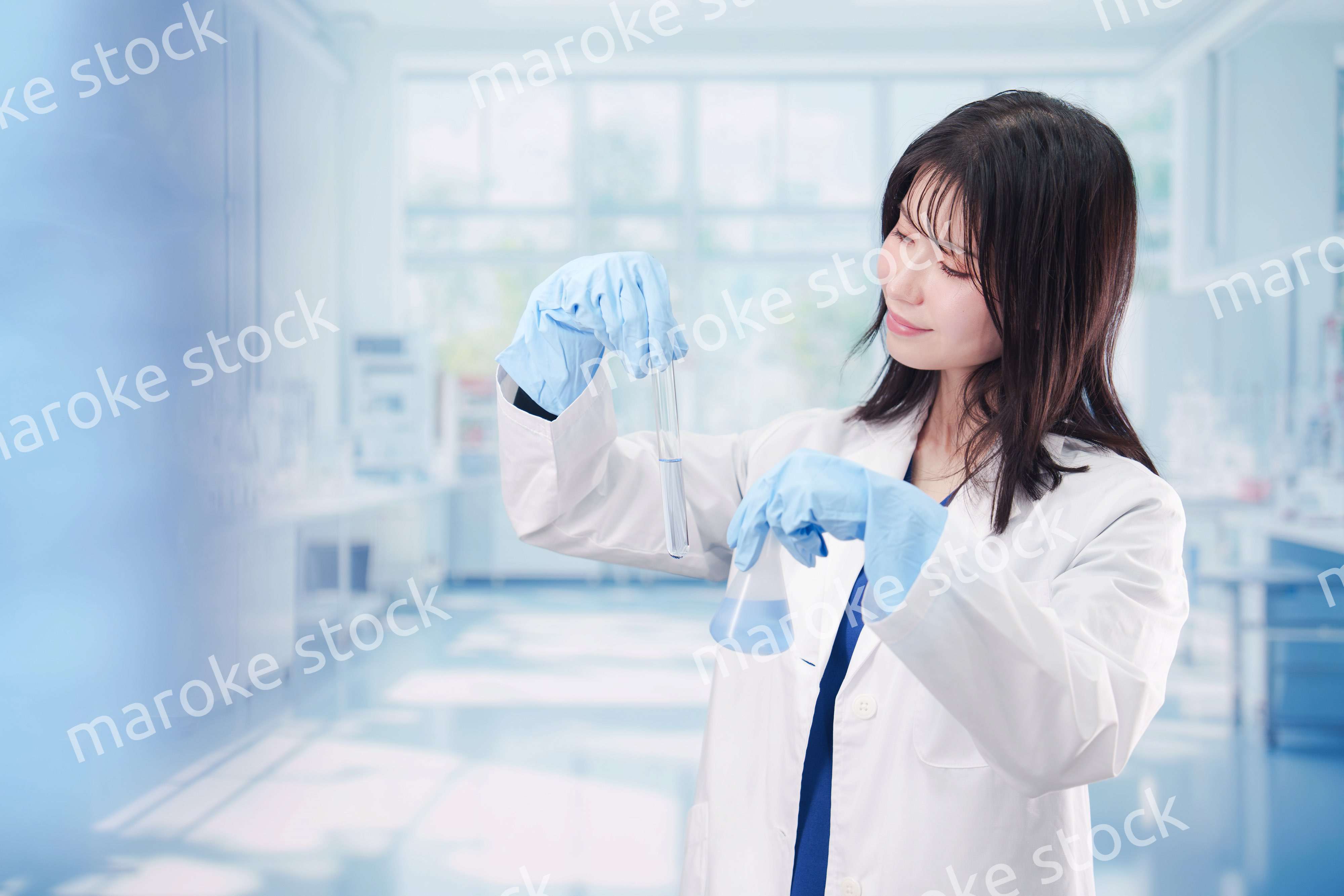 実験室で研究をする女性の研究者