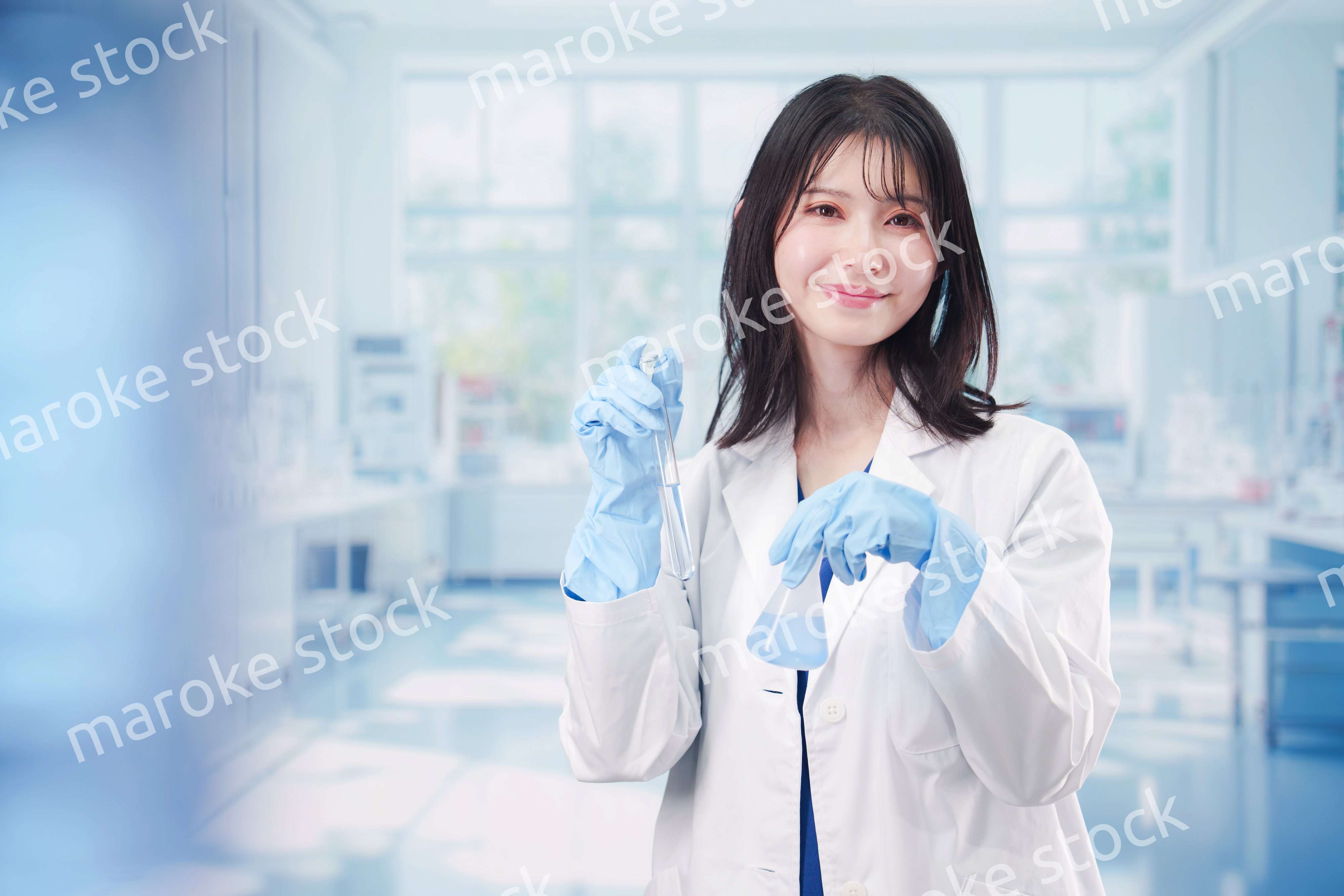 実験室で研究をする女性の研究者